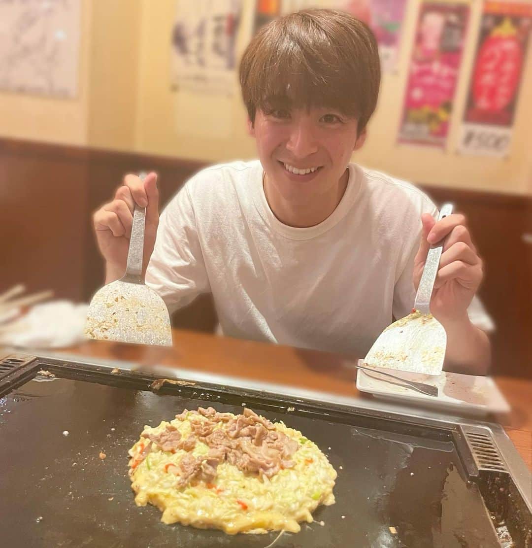 のインスタグラム：「広島出身の山下が、 いっちょ焼いたりますか〜！！  photo by 弟  この後、ひっくり返すの大失敗しました。 しかもこれは関西風のお好み焼き。  絶対的に美味しいのは広島風お好み焼き。 異論は認めます。  鉄板の前で恥をかかないよう、広島風のお好み焼きが1人で焼けるまで練習してから関東に出てきました。」