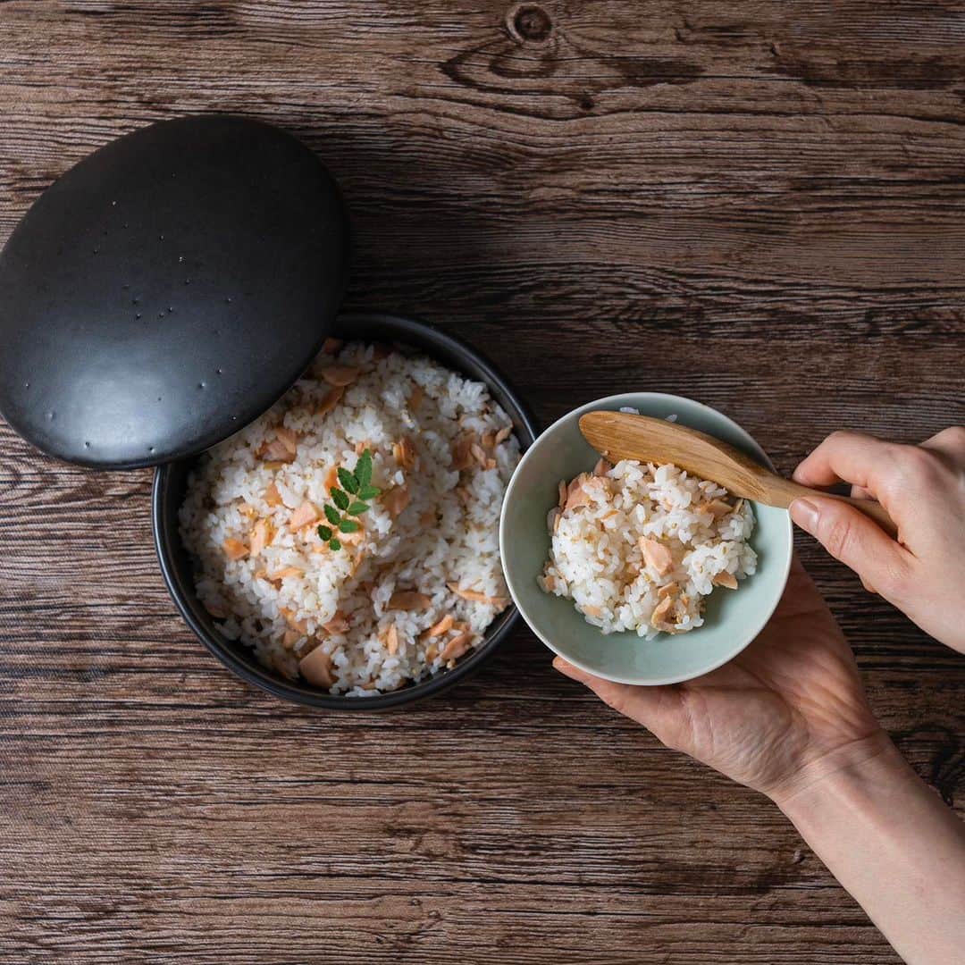 のインスタグラム：「【大人気】2合サイズの佐治陶器おひつ鉢 今日をちょっとハレにする器🌿 →@engiya_japan  料理の美味しさを保ったまま保存できる、 三重県⁡ 萬古焼 佐治陶器のおひつ鉢🍚  陶器のおひつは、⁡⁡⁡調湿機能に優れており ラップ保存より美味しさを 保つことができます👏🏻  ⁡おひつのまま電子レンジで⁡温めることも可能 炊き立ての味を再現できます☺️ ⁡ 萬古焼の器は洗った後の乾燥も早いので、⁡⁡ ⁡お⁡手入れが楽なのも魅力です🤲‼️  ⁡2合のご飯がぴったり入る、 ⁡大きすぎず小さすぎない、ちょうど良いサイズ感で、⁡⁡ ⁡おにぎりやお稲荷さんもおいしく保存できます✨  カラーは、白・山吹・黒の3色展開 ⁡ぜひ、チェックしてみてください🌿  ⁡━━━━━━━━━━━━━━━━⁡━━⁡━ ☞縁器屋オンランストアでは、 8,800円（税込）以上のお買い上げで 送料が【無料】になります👏 ⁡  ☞日常使いしたくなるうつわが⁡ 多数⁡掲載されていますので、 是非、チェックしてみてください🔍  ☞熨斗、ラッピング対応なども 【無料】で行っております。 大切な方へのプレゼントとしてもおすすめです☺️  ◆縁器屋 Engiya オンラインストアはプロフィール ( @engiya_japan )からどうぞ！ ⁡━━━━━━━━━━━━━━━━⁡━━⁡━  #縁器屋#萬古焼#三重県#万古焼 #おひつ#ていねいな暮らし#和食#お弁当 #おうちごはん#家ごはん#おかず#食卓 #夜ごはん#おうちカフェ#土鍋ご飯」