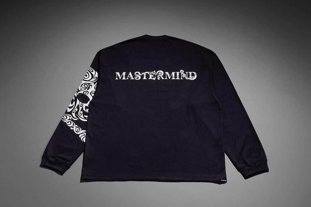 リステアさんのインスタグラム写真 - (リステアInstagram)「【mastermind JAPAN/WORLD】>>> 『東京リベンジャーズ』コラボ  mastermind JAPAN/WORLDより、『東京リベンジャーズ』とのコラボレーションアイテムが販売解禁。  今回のデリバリーで注目したいのは、人気漫画『東京リベンジャーズ』とのコラボレーションアイテム。作者の和久井健がかねてよりマスターマインドの大ファンであったことから実現した本コラボでは、描き下ろしのイラストでもフィーチャーされたスカル・チェック柄のフーディやスウェットパンツに加え、主要キャラクターのマイキーやドラケンをイメージしたグラフィックTシャツも登場。  ◼️RESTIR BOUTIQUE 　8/26(sat) 11:00〜販売開始  ◼️RESTIR.COM ONLINE STORE 　8/27(sun) 10:00〜販売開始  #mastermind #RESTIR #リステア #東京リベンジャーズ」8月25日 21時00分 - restirofficial