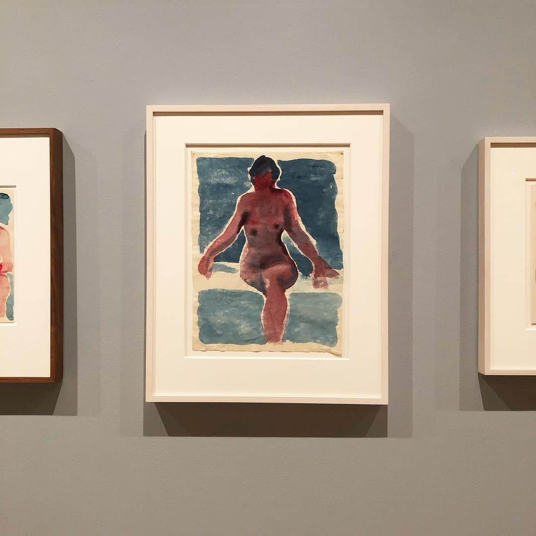 岡田育のインスタグラム：「I never thought her self-nude series would become my most favorite. #eveningstar series are beautiful too. The different experiences against seeing a few popular masterpieces mixed up with other artists ones. #georgiaokeeffe #moma @themuseumofmodernart  #watercolor  #ジョージアオキーフ . オキーフ大好き夫のオットー氏（仮名）に同行してMoMAの展示へ。風景モチーフの水彩画が多いのだがスティーグリッツに送ったというヌード画など初めて観て、別に大作ではないのにやたらよかった。アメリカの美術館はアメリカの作家を本当に大事にしているよな。そうしたキュレーションを鑑賞するたび、なんて若い国なんだ、とびっくりする。」