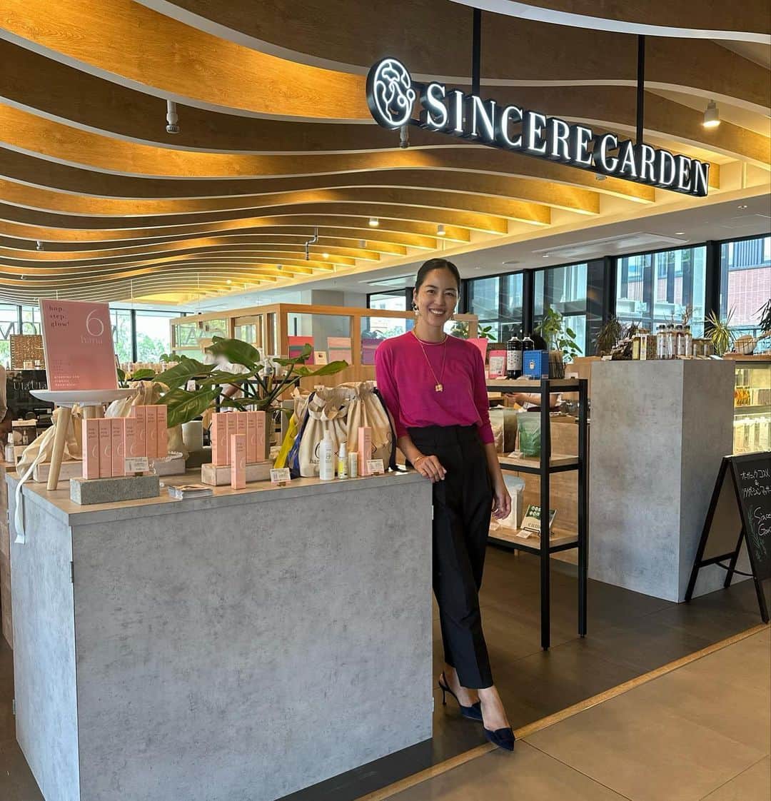 鈴木六夏のインスタグラム：「お茶会、無事に終わりました👏🏼👏🏼  シンシアガーデン岡山店。 素晴らしいお店に　6hanaを並べて頂き、 なによりも温かい皆様とお会いできたことが またしても財産級の思い出となりました！  そしてありがたいことに @6hana_beauty 2本セット(ノヴェルティ巾着付き)は 早々に完売御礼😭👏🏼 店頭だけでなく、ネットでもたくさんのオーダー頂いたとのことで、ありがとうございました！  @crecos_house との 夏の紫外線ダメージケアにバッチリなセットは もう少しご用意がありますのでぜひご覧ください👍🏼✨  @sincere_garden.okayama ←shopはこちらから！」