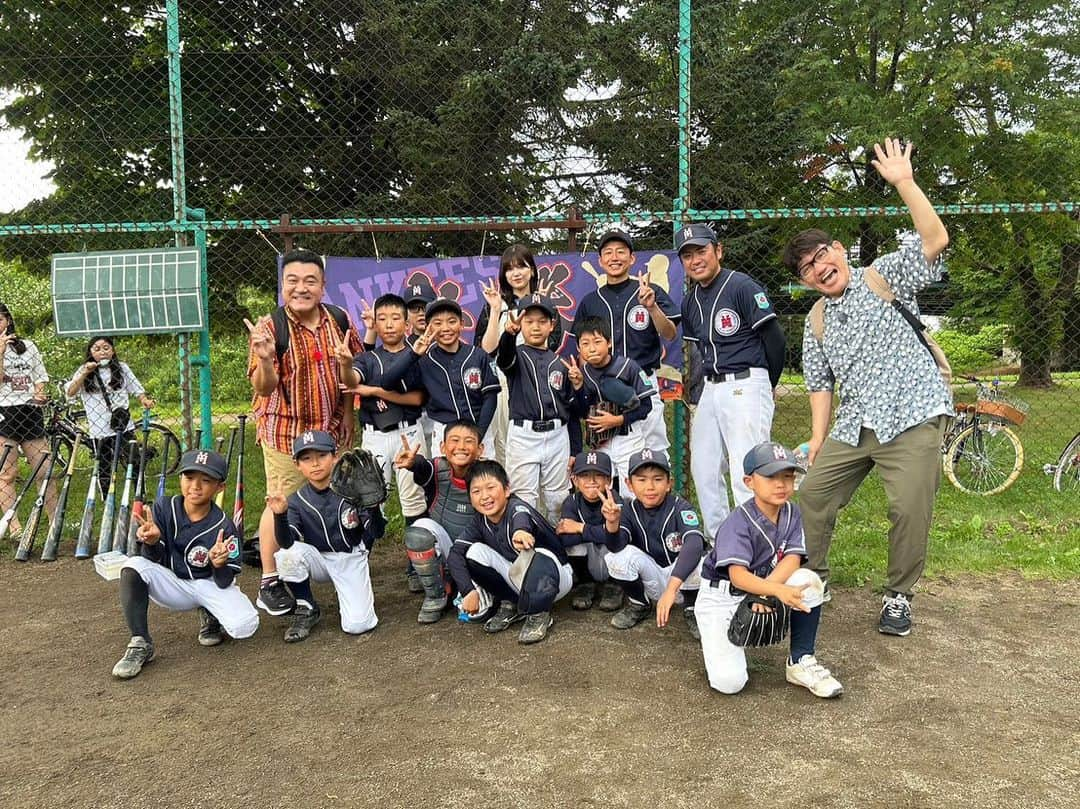 テレビ東京「土曜スペシャル」のインスタグラム：「明日8/26（土）夜６時３０分からの土曜スペシャルは「ザキヤマ街道歩き旅」おかげさまで第7弾です🎊   札幌ドームから今ドラマのロケ地として話題！の小樽・天狗山展望台までの約50kmを２日間でガチ歩き🚶‍♀️   夏休み中とあって、たくさんの道民の方々とふれあってきましたよ👏😊 ミッションでは、かつての野球少年・飯尾さんが大活躍⁉️ 一体どんな珍道中になっているのか⁉️お楽しみに〜‼️   《お知らせ》 テレビ東京が視聴できない環境の方や地域にお住まいの方は #TVer ではスマホやPC•タブレットなどで全国どこからでも無料リアルタイム配信で番組をお楽しみいただけます📺   #テレビ東京 #テレ東 #土曜スペシャル　 #土スペ #ザキヤマの街道歩き旅 #ザキヤマ #山崎弘也 #ずん #飯尾和樹 #渡邉理佐 #北海道 #札幌 #小樽 #北海道グルメ」