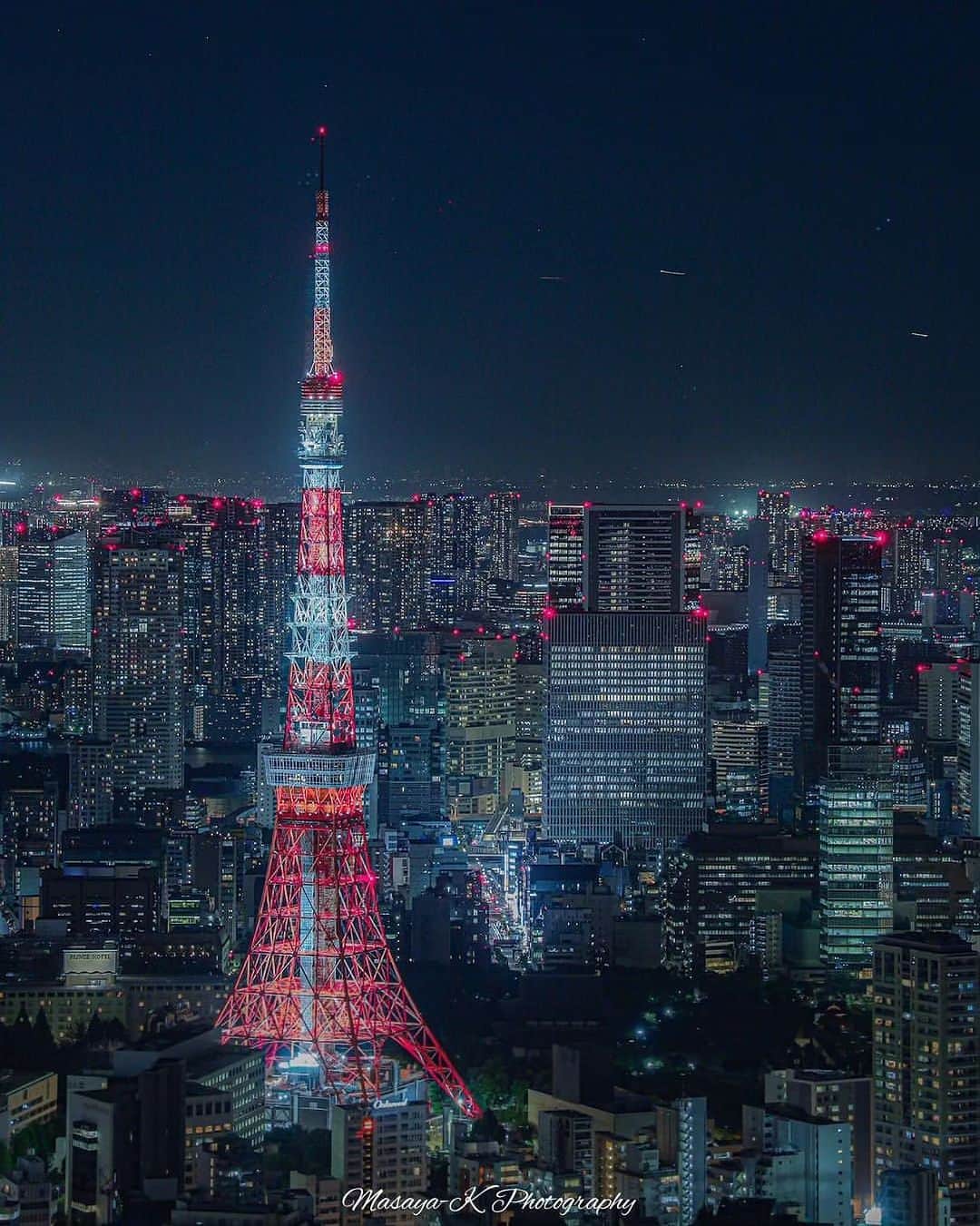 Tokyo City View 六本木ヒルズ展望台さんのインスタグラム写真 - (Tokyo City View 六本木ヒルズ展望台Instagram)「-----  「スカイデッキ」に上がると見えてくる 東京のシンボル・東京タワー。  オレンジ色のライトが街を包み込む 特別な景色をお楽しみください。  ----- 📸 by　@kimotomasaya 様 素敵なお写真のご投稿をありがとうございました✨  当アカウントでは、 @tokyocityview をタグ付け、または【#六本木ヒルズ展望台】【#東京シティビュー】【#スカイデッキ】をつけて投稿していただいた投稿者様の素敵なお写真をご紹介していきます。 皆様の投稿をお待ちしております。 ----- #六本木ヒルズ展望台 #スカイデッキ #東京シティビュー #富士山 #展望台 #絶景 #景色 #荒谷良一 #RoppongiHillsObservation #skydeck #TokyoCityView #FujiMountain #TCV #Tokyo #japantravel #tokyo #roppongi #RyoichiAratani #travelgram #japantrip #japan_daytime_view #japan_of_insta #bestjapanpics #tokyomuseum #artoftheday」8月25日 21時13分 - tokyocityview