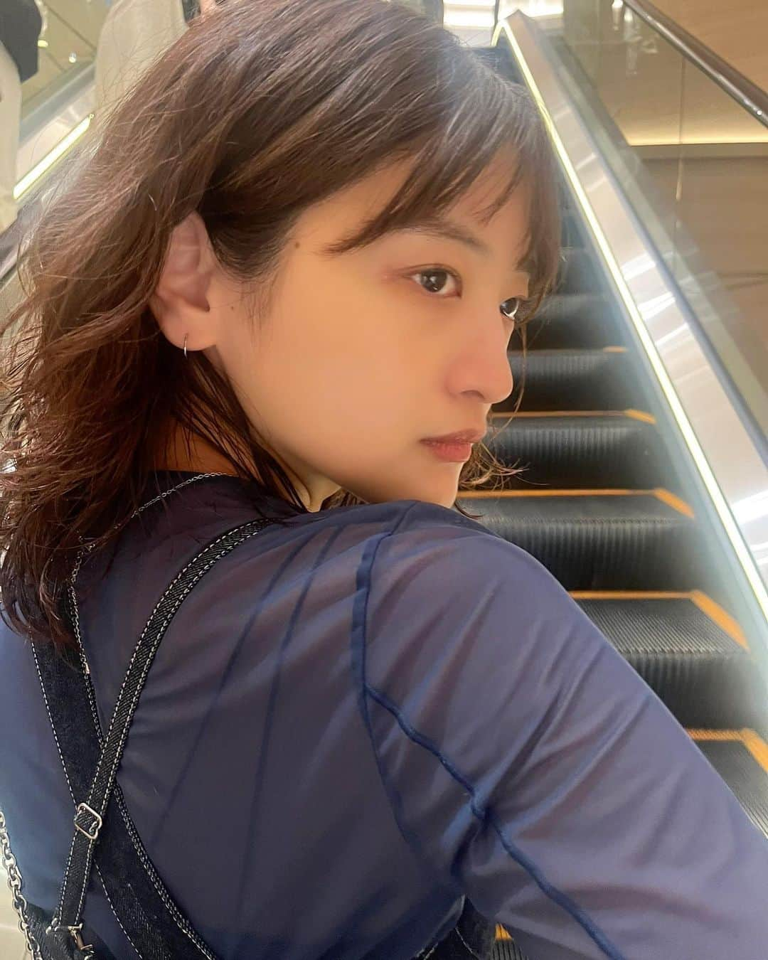 佐藤 渚さんのインスタグラム写真 - (佐藤 渚Instagram)「エスカレーターで不意に撮られた私と それに気づいて決める私。  はあ、インスタ更新するもんない。」8月25日 21時13分 - nagisa_1222