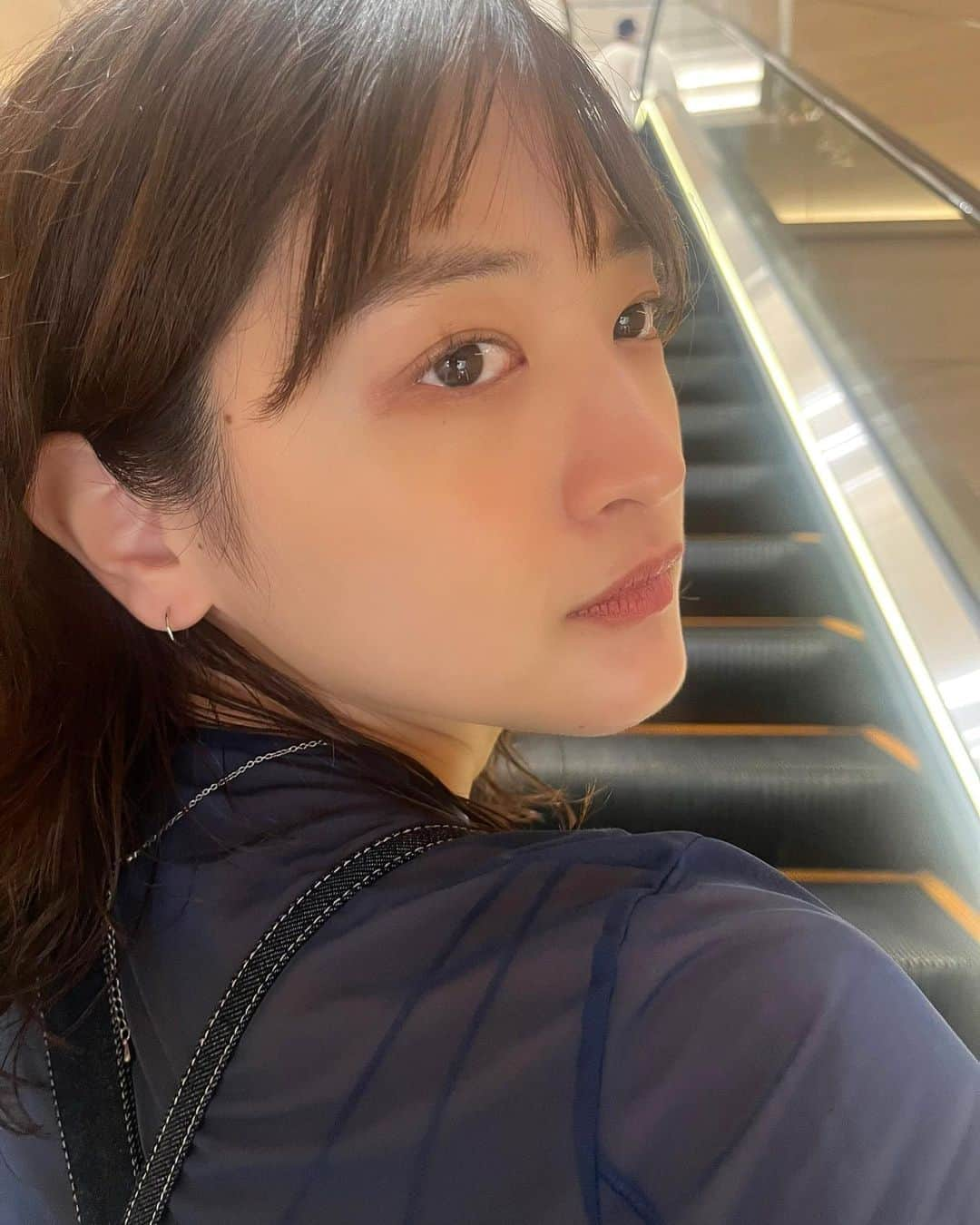 佐藤 渚さんのインスタグラム写真 - (佐藤 渚Instagram)「エスカレーターで不意に撮られた私と それに気づいて決める私。  はあ、インスタ更新するもんない。」8月25日 21時13分 - nagisa_1222