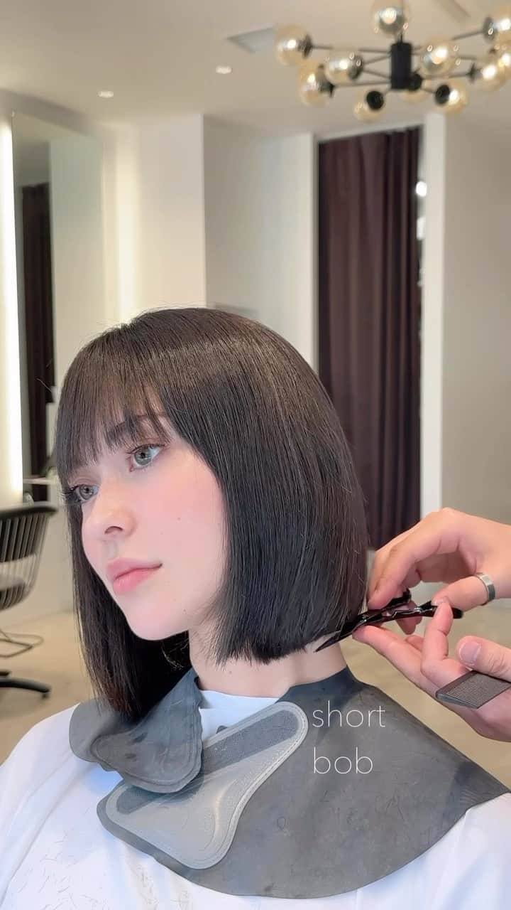 齋藤純也のインスタグラム：「short bob✂︎  ライン感のある美しいデザインのヘアスタイルがこだわりです ハサミの入れ方を丁寧に 骨格と輪郭と髪質に合わせて誰よりも似合うヘアスタイルを♩  ✴︎PRICE✴︎ カット✂︎7700円 カラー✂︎7700円  カットなしの場合シャンプーブロー料金+2200円 カラーはトリートメントin処方で圧倒的な艶感と手触りをプラスします。 ブリーチor3Dハイライト施術はプラス7700円です。 パーマ✂︎7700円 トリートメント✂︎種類多数によりカウンセリングで決めさせていただきます。5500円〜11000円 縮毛矯正✂︎17600円、前髪のみは6600円 ・ ネット予約が×の所もお電話かDMで時間調整できますので気軽にご連絡ください！ kelly.表参道本店　A1出口より徒歩45秒 東京都渋谷区神宮前5-2-5 JY表参道ビル２Ｆ kelly. ・ ・ ✔️群馬県伊勢崎市で出勤するスケジュールは隔週水曜日です。 群馬店は料金が異なります、お問い合わせください 群馬のご予約はＤＭまたは ホットペッパービューティーで  kelly. by L.O.G 検索✂︎ 在籍日程が少なくて申し訳ありません。 薬剤は最新のものを揃えました 群馬県伊勢崎市宮前町146-1」