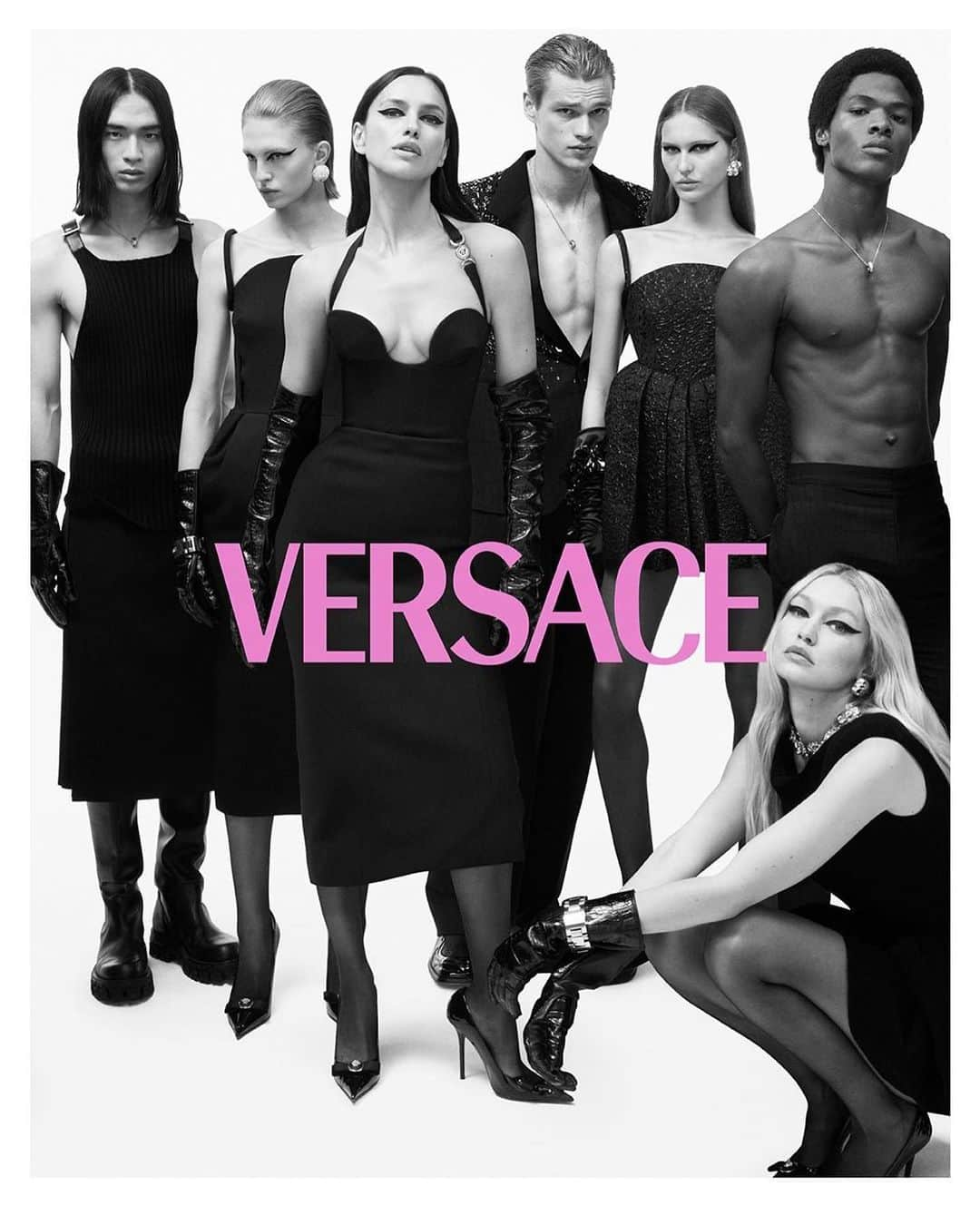 ジジ・ハディッドさんのインスタグラム写真 - (ジジ・ハディッドInstagram)「New @Versace by Mert & Marcus 🖤💕 grazie per sempre @donatella_versace」8月25日 21時14分 - gigihadid