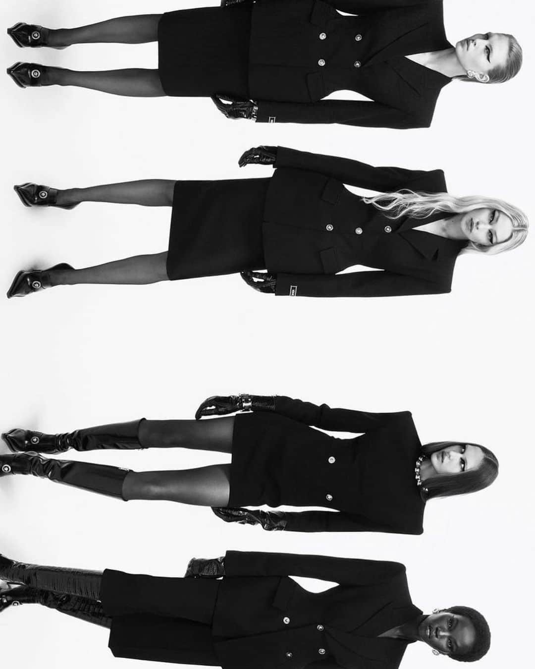 ジジ・ハディッドさんのインスタグラム写真 - (ジジ・ハディッドInstagram)「New @Versace by Mert & Marcus 🖤💕 grazie per sempre @donatella_versace」8月25日 21時14分 - gigihadid