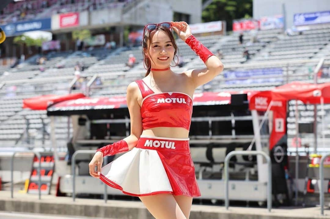 密照幸映のインスタグラム：「【SUPER GT Rd.5 鈴鹿　スケジュール】 皆さんこんばんは！ 3週間ぶりのSUPERGTですね🤩  23号車、鈴鹿とは相性が良いので松田選手、ロニー選手の走りに期待して熱い応援📣を私達と一緒に宜しくお願いします🏁  450kmのロングレース、とにかく無事に走り切ってほしいですがポイントも獲得したいところです🙏✨  夏のビッグイベントも終盤だー❤️‍🔥⭐️ 暑さ対策万全にして楽しいレースウィークを過ごしましょう！  皆さん一緒に23号車MOTUL AUTECH Zの応援を宜しくお願いします🏎️🔥  明日からのスケジュール🗓です↓ ーーーーーーーーーーーーーーーーーーーーー 《8月26日（土）予選》  9:15〜11:00 公式練習 🎤11:00〜11:10 スポンサーステージ   11:10〜11:25 サファリ   11:25〜11:40 FCYテスト ◆12:00〜12:45 ピットウォーク ◆14:30〜15:00 NISSAN/NISMOブース 　15:43〜15:53 GT500クラス予選Q1   16:21〜16:31 GT500クラス予選Q2 🎤17:10〜17:20 レースクイーンステージ ◆17:55〜18:25 キッズウォーク  《8月27日（日）決勝》 　10:15〜10:35ドライバートークショー 🎤10:50〜11:00 スポンサーステージ ◆11:35〜11:50 ドライバーズアピアランス ◆12:00〜12:45 ピットウォーク   13:15〜13:35 ウォームアップ走行 （グリッドボードは私が担当します🚩）  13:35〜14:45 スタート進行   14:45〜決勝レース（77Laps）→表彰式 ◆15:45〜16:15 NISSAN/NISMOブース  （◆←のところがみんなと会えるところです） ーーーーーーーーーーーーーーーーーーーーー  💡Rd.5 NISSAN/NISMOブース情報💡  さえ的今回の推しアイテムの紹介🙌🏻  今回の新商品は夏らしく"てぬぐい"🎐🎆  ①2023GT てぬぐい これは私も欲しい😍  ②チョロQ GT500セット（#230＆#23）  2022年のMOTUL AUTECH Z 可愛い‼︎家のグッズコーナーに飾りたい🤍  ③1984ロゴTシャツ（ホワイト） これ前から推し商品なんだがみんな持ってる？笑  ④Tシャツ キッズ（レッド） お子さんにも着てもらって👧🏻🧒🏻みんなでNISMOグッズを身につけて応援しよう！ 赤だから目立つしいいよね🟥  ⑤NEW!GTベアマスコット2023(Rd.5 鈴鹿）伊勢海老🦞だって可愛いすぎる💗  キャップやTシャツは目立つからいつも皆さん身につけてくださってるのを見て嬉しくなるし やっぱりみんなが同じものを着ていると一体感が出ていいですよね❤️  私達の移動時の服やグッズも是非チェックしてみてね👀🫶  「〇×クイズ」もあるみたいで勝ち残った方にはオリジナルグッズ（非売品）などをプレゼントしますとのこと🎁 ※決勝日に開催予定（詳細は現地にてご確認ください）  会場に来られない方は、日産オンラインショップをチェック✅  私達のサイン会✍️にも是非参加してもらえると嬉しいです！ 商品をお買い上げの方に、各日先着順にて整理券を配布。 ※予選日/決勝日の両日開催予定 皆さんとお会いできるの楽しみにしてます🥰  ではでは2日間、夏のビッグイベント最後まで 私達と一緒に思いっきり楽しみましょう😆✌🏻  23号車MOTUL AUTECH Zの応援をよろしくお願いします🏎️🔥🫱🏼‍🫲🏻  ©️NISMO  @MOTULJapan @autech_com  @nissanjapan  @nismo_jp_official  #MOTUL #MOTULJapan #PoweredByMOTUL #NISSAN #日産自動車 #NISMO #GoGoNISSAN2023 #supergt #sgt #GT500 #circuit #motersport  #23号車 #NissanZ #レースクイーン #RQ #RACEQUEEN  #密照幸映」