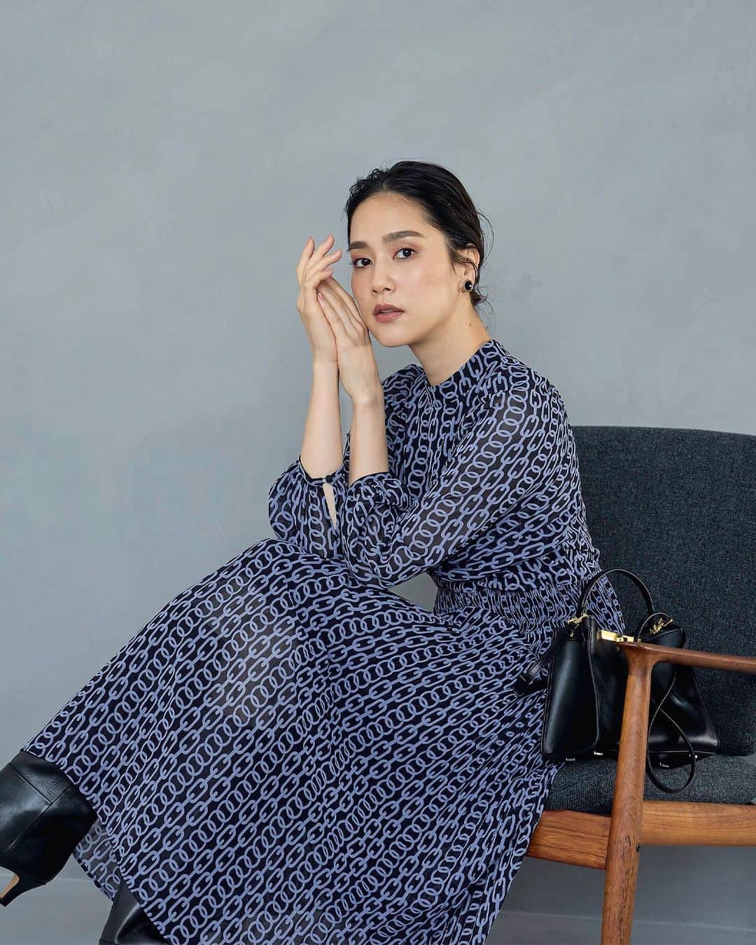 ロペのインスタグラム：「【AUTUMN LOOK Vol.2】 ⁡ Poetic Elegance- 映画の物語はポエティックなシーンへ。 ⁡ エレガントな装いをクラスアップするジャケットコレクション。 クラシカルなブレザーをはじめ、メンズライクなジャケットには女性らしいディテールをプラス。 ポエティックな秋はエレガントなジャケットをプラスオンして。 ⁡ J'aDoRe JUN ONLINEでご購入いただけます。 ⁡ ⁡ ⁡ @rope_jp @jadorejunonline #look #ジャケット #紺ブレ #ツイード #秋コーデ #秋カラー #ロペ #ROPÉ #ropejp」