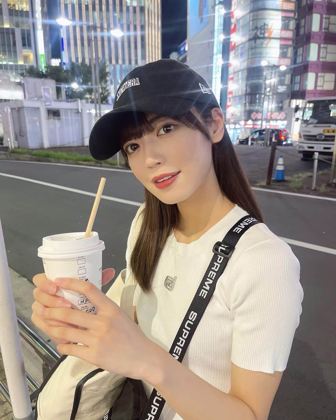 のインスタグラム：「-❤︎  まーーたスタバ飲んでる!!  って言われても無視してる図☺️笑  今日はストレートおろし❤︎  ・ ・ ・ #スタバ #スタバカスタム #cafe #starbucks #followme #japaneseidol #japanesegirl #asiagirl #shinjuku #neweracap #自撮り界隈 #アイドル #ミディアムヘア #彼女感 #写真 #撮影 #指先 #ぱっつん前髪 #前髪」