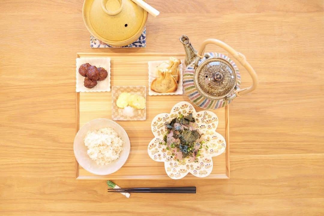 のインスタグラム：「*** 今日のごはんでした。  ごまサバのひつまぶし風 あまり牛ミンチの甘辛団子 だし巻きたまご キムチ納豆巾着  鮮度ピカピカのサバを ごまサバで楽しんだ後は 出汁茶漬けにして２度美味しい🐟 いつもは雑穀米だけど この時ばかりは炊きたて白米で🍚✨  冷蔵庫空にしちゃって 明日のごはんどうしようかなって 悩みながらお休みなさい🙏🏻」