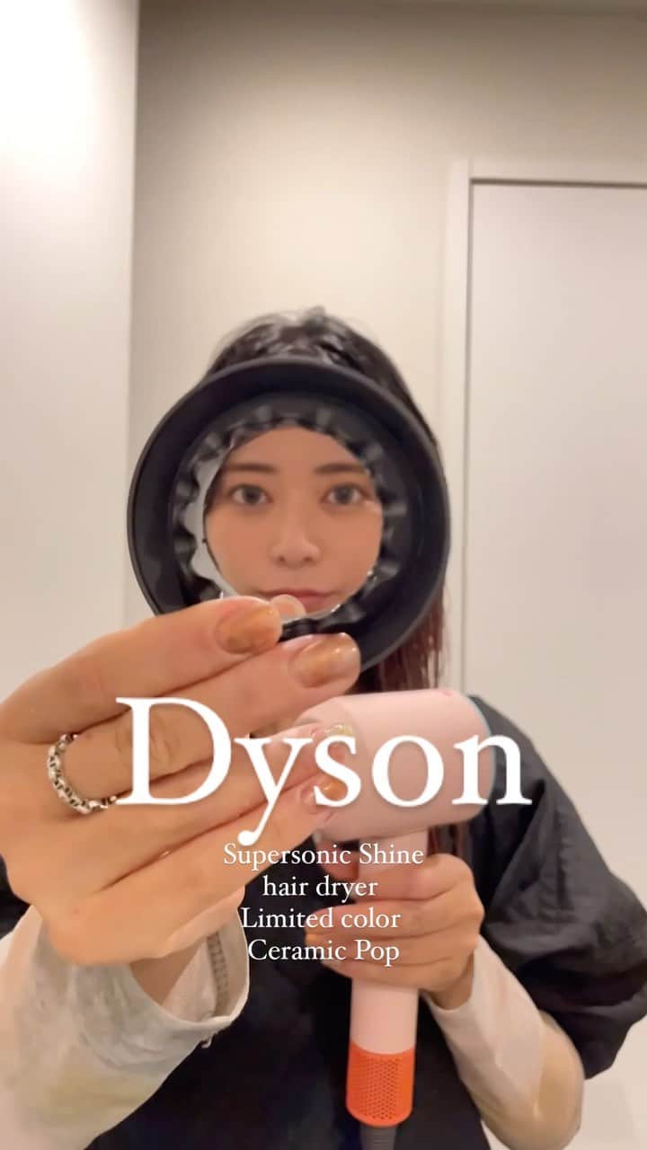 NATSUMI/渋谷店のインスタグラム：「リアルお家でのブローをご紹介💁‍♀️✨  Dyson Supersonic Shine へアドライヤー（セラミックポップ）で ブローを7割くらいしたら、 Newアイテム！ツヤ出しツールの なめらかブラシモードで風を通しながらドライ！ この時点でかなりサラサラです🥹✨ ブリーチ毛で乾きにくい私にとっては このアイテムが本当にマスト！  さらにモードを浮き毛抑制モードにして 風の力で浮き毛を引き寄せてよりツヤツヤに！  今までのセットよりコンパクトになってさらに登場したセットは、最新モデルの数量限定カラーです💞 この前のイベントで見かけて 可愛いと思ってたカラーだったので 使えて嬉しい☺️  dysonの公式ホームページで購入出来るので 是非ゲットしてください！！！  髪が広がりやすい方、毎日アイロンしてる方、 乾かすのに時間がかかってる方 一度使ってみてください！ ALBUMのお店でも試せるので お気軽にお声掛けくださいね🫶🏻🌻  #ダイソンスーパーソニック #まるでサロンブロー #ダイソンビューティー #PR」