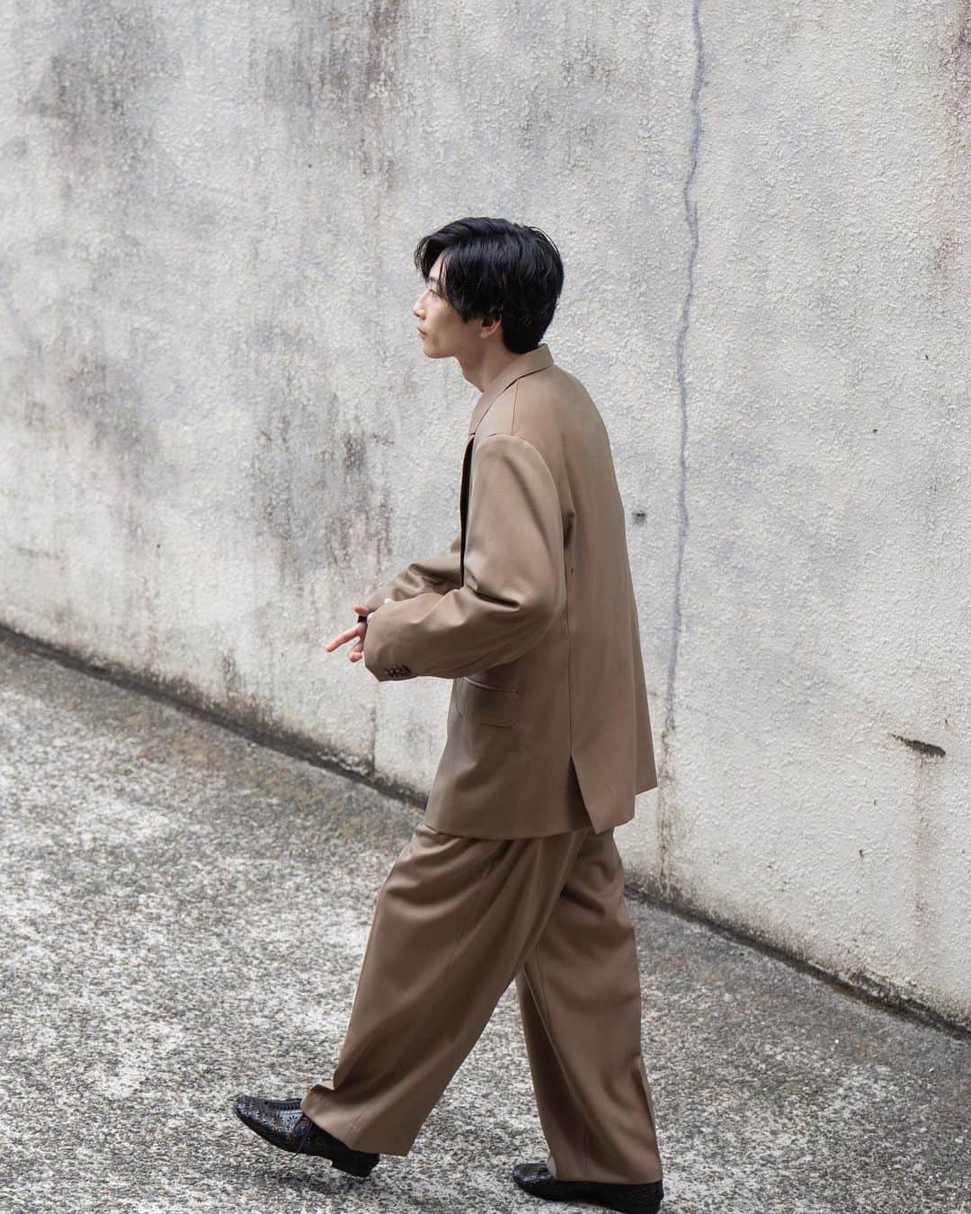 みっきーのインスタグラム：「⁡ ⁡ シルエット、色味、生地感◎ ⁡ ⁡ #jacket #blurhms #tshirt #blurhmsrootstock #pants #blurhms #shoes #calmanthology ⁡#23aw」
