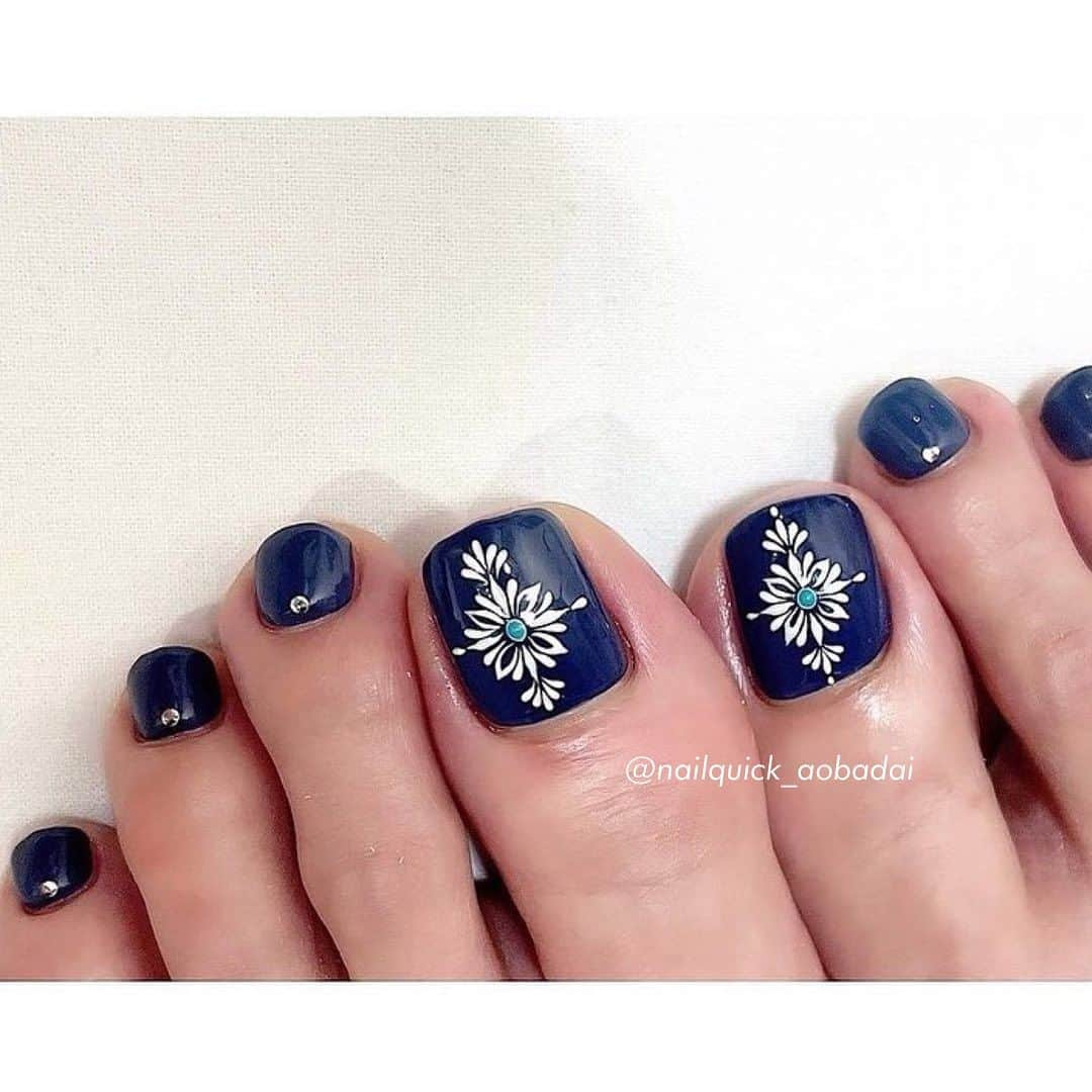 ネイルサロンならネイルクイックさんのインスタグラム写真 - (ネイルサロンならネイルクイックInstagram)「@nailquick⁣ お客さまのフットネイルをご紹介します🐤🌼⁣ サンダルの季節はまだつづきますよ👡🥂🍧⁣ ⁣ ⁣ 〰️🏷①まいめ⁣ @spanail_otemachi ⁣ スパネイル大手町店⁣ ⁣ ⁣ 〰️🏷②まいめ⁣ @nailquick_shinagawa⁣ ネイルクイック品川店⁣ ⁣ ⁣ 〰️🏷③まいめ⁣ @nailquick_atre_shinurayasu ⁣ ネイルクイックアトレ新浦安店⁣ ⁣ ⁣ 〰️🏷④まいめ⁣ @nailquick_atre_kameido⁣ ネイルクイックアトレ亀戸店⁣ ⁣ ⁣ 〰️🏷⑤⑥⑦⑧⑨まいめ⁣ @nailquick_aobadai ⁣ ネイルクイック青葉台店⁣ ⁣ ⁣ ⋱⋰ ⋱⋰ ⋱⋰ ⋱⋰ ⋱⋰ ⋱⋰ ⋱⋰⁣ ⁣ デザインに使われているカラー、ストーン、パーツ等に関しましては、店舗によって在庫状況が異なります。⁣ 在庫切れの場合は、似ているカラー、ストーン、パーツをご案内させていただくことがございますので、あらかじめご了承ください。⁣ ⁣ パーツの持ち込みOK です🙆🏼‍♀️⁣ ⁣ ⁣ 📲ネット予約のメニュー選択⁣ ‿‿‿‿‿‿‿‿‿‿‿‿‿‿‿‿‿‿‿‿‿‿‿‿‿‿‿‿‿‿‿‿‿⁣ ⁣ 【フット】ジェルワンカラーコース＋アート（税込10450円＋アート代別）（目安:1時間15分）⁣ ‿‿‿‿‿‿‿‿‿‿‿‿‿‿‿‿‿‿‿‿‿‿‿‿‿‿‿‿‿‿‿‿‿⁣ ⁣ ⁣ ⁣ 🟫#ネイルサロン は @nailquick⁣ 🟪#ジェルネイル は @nailparfaitgel⁣ ⬜️#ハンドケア には @spanail_product⁣ ⁣ ⁣ ⁣ 🤚🏼✋🏼 #ネイルクイック⁣ ⁣ お爪の健康を考えたネイル専門店⁣ ケア、マニキュア、ジェルネイル、お客さまのご要望やお爪の状態を伺い、一人ひとりにあうメニューをご提供します。⁣ ⁣ ⋱⋰ ⋱⋰ ⋱⋰ ⋱⋰ ⋱⋰ ⋱⋰ ⋱⋰⁣ ⁣ ⁣ #夏ネイル2023 #フットネイル #フットネイルデザイン #footnails #footnaildesign #ニュアンスネイル #浴衣ネイル #足元コーデ #足元ネイル #サンダルネイル #フットネイルアート #ネイルパフェジェル #nailquick #ネイルクイック」8月25日 21時22分 - nailquick