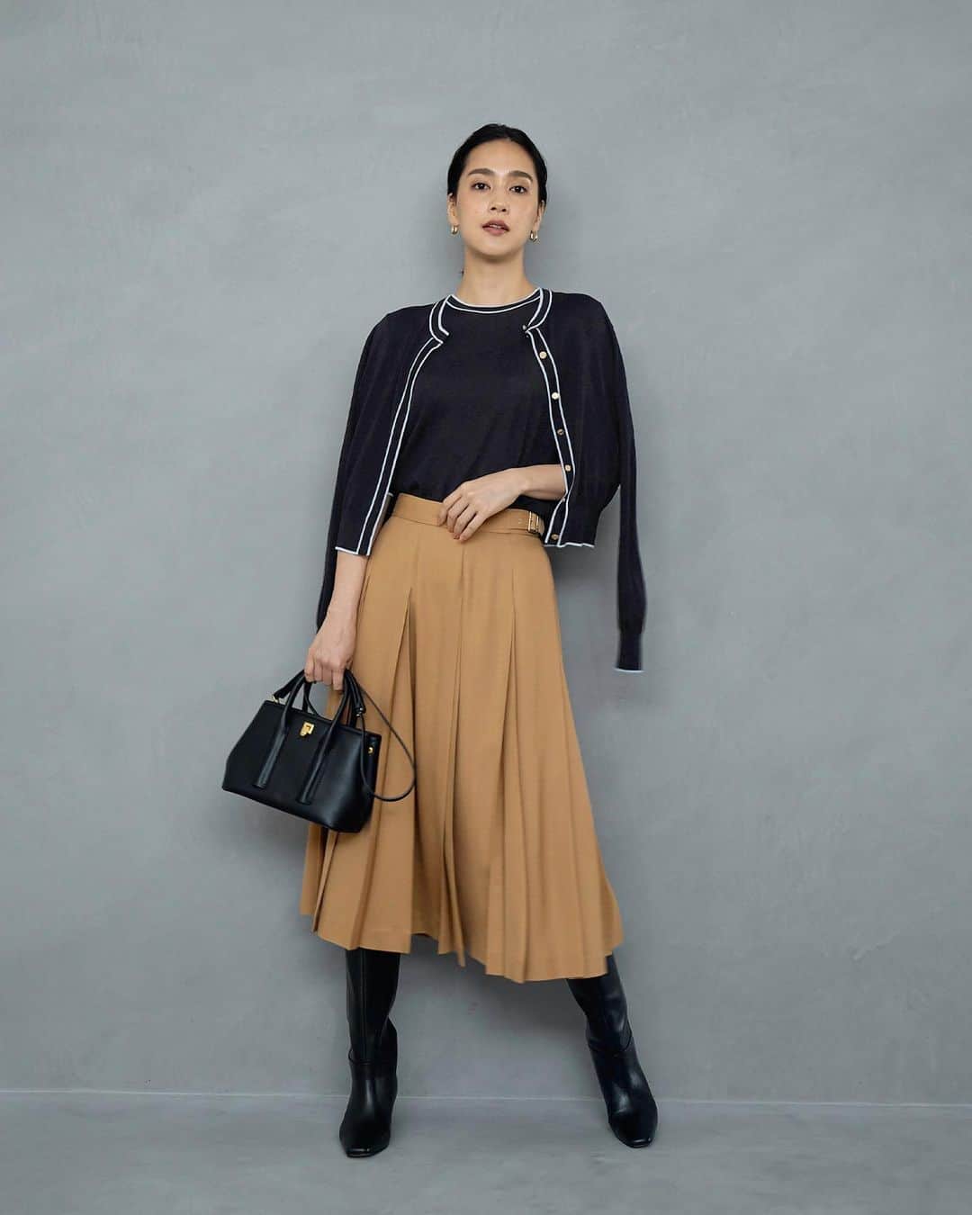 ロペのインスタグラム：「【AUTUMN LOOK Vol.2】 ⁡ Poetic Elegance- 映画の物語はポエティックなシーンへ。 ⁡ エレガントな装いをクラスアップするジャケットコレクション。 クラシカルなブレザーをはじめ、メンズライクなジャケットには女性らしいディテールをプラス。 ポエティックな秋はエレガントなジャケットをプラスオンして。 ⁡ J'aDoRe JUN ONLINEでご購入いただけます。 ⁡ ⁡ ⁡ @rope_jp @jadorejunonline #look #ジャケット #紺ブレ #ツイード #秋コーデ #秋カラー #ロペ #ROPÉ #ropejp」