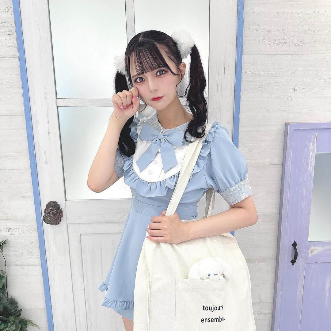 桜井ひかるのインスタグラム：「シナモンコーデして シナモロールカフェに行った日૮ . ̫ .｡ ა  👕 @lafary_jp  👜 @asknowasplus   シナモンがぴょこってお顔 出してて可愛い〜🤍🤍 混んでてカフェ断念したのは ここだけの話(›´ω`‹ )‎   #asknowas#シナモン#シナモンコーデ#シナモロールカフェ#シナモロール#lafary_jp#lafary#ラファリー#サンリオ#sanrio#サンリオカフェ#量産型#量産型コーデ」