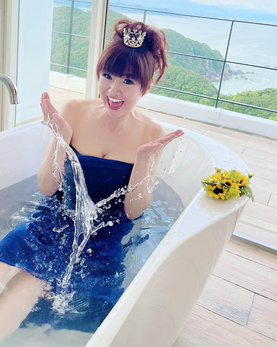 さゆりのインスタグラム：「明日💖8/26土『土曜はダメよ95分SP』15:25〜放送ですぼよ〜🤣  #さゆりのコーナー🎶 #仰天お宿ボヨヨン滞在記💖 #今回もすんごいです🤩 #何もかも映え過ぎるお宿〜🌟🌟🌟 #なんと❣️ #ギリシャサントリーニ島そっくり過ぎるお宿の巻〜🤣 #もう〜さゆりのテンションきれまくりですにゃん🤣 #そんなこんなで #またまた #そんな求められてないのにお風呂に入っちゃうの巻〜🤣 #日本にこんなお宿があったの〜😱 #皆様に知ってもらいたいぼよ😆 #見て頂いけたら嬉しいです💕 #かつみさゆり #さゆり　#54yearsold #土曜はダメよ　#読売テレビ」