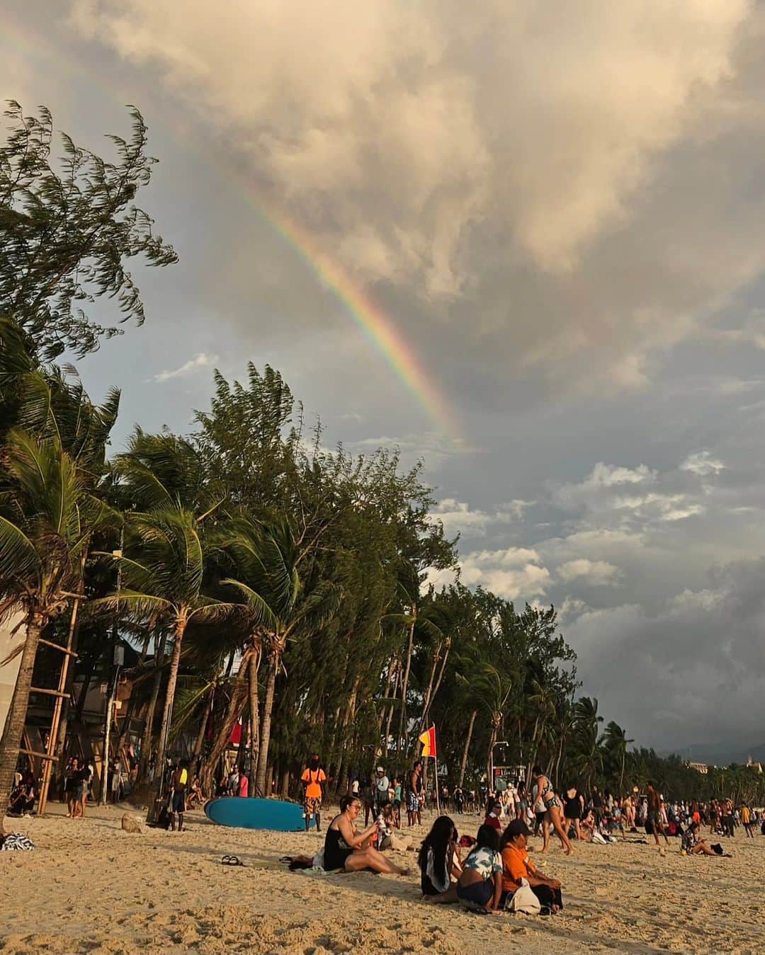 安藤ミレイのインスタグラム：「Rainbow🌈  #boracay #ボラカイ島 #보라카이  #フィリピン旅行 #フィリピン生活 #beach #lovethephilippines #ラブフィリピン #whitesandbeach #rainbow」