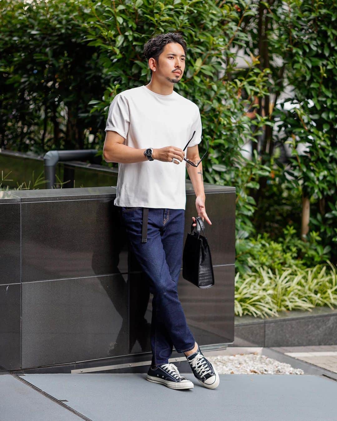 のインスタグラム：「ーーーーーーーーーーーーーー 🦜貴方のいいね、コメントが募金されます🕊️ 募金活動しています！ 投稿のいいね数×1円とコメント数×5円 を毎月集計して 様々な場所へ募金をさせて頂きます。 今月は公益財団法人どつぶつ基金へ募金しますのでいいね、コメントをお願いします🙇‍♂️ ーーーーーーーーーーーーーー 白T×インディゴデニム×スニーカー👕👖👟 究極シンプルスタイルに @eurokenvy のレザー製品が高級感を演出。  シンプルなスタイルほど、バッグや時計などの小物が大切になります🫶  ミニトートはペットボトルもすっぽり入って、一番便利なサイズ感❣️  明後日までオーダー受け付けておりますので是非ご検討下さい😁💪  #メンズファッション #シンプルコーデ  #今日のコーデ  #今日の服 #eurokenvy #メンズヘア #メンズコーデ」
