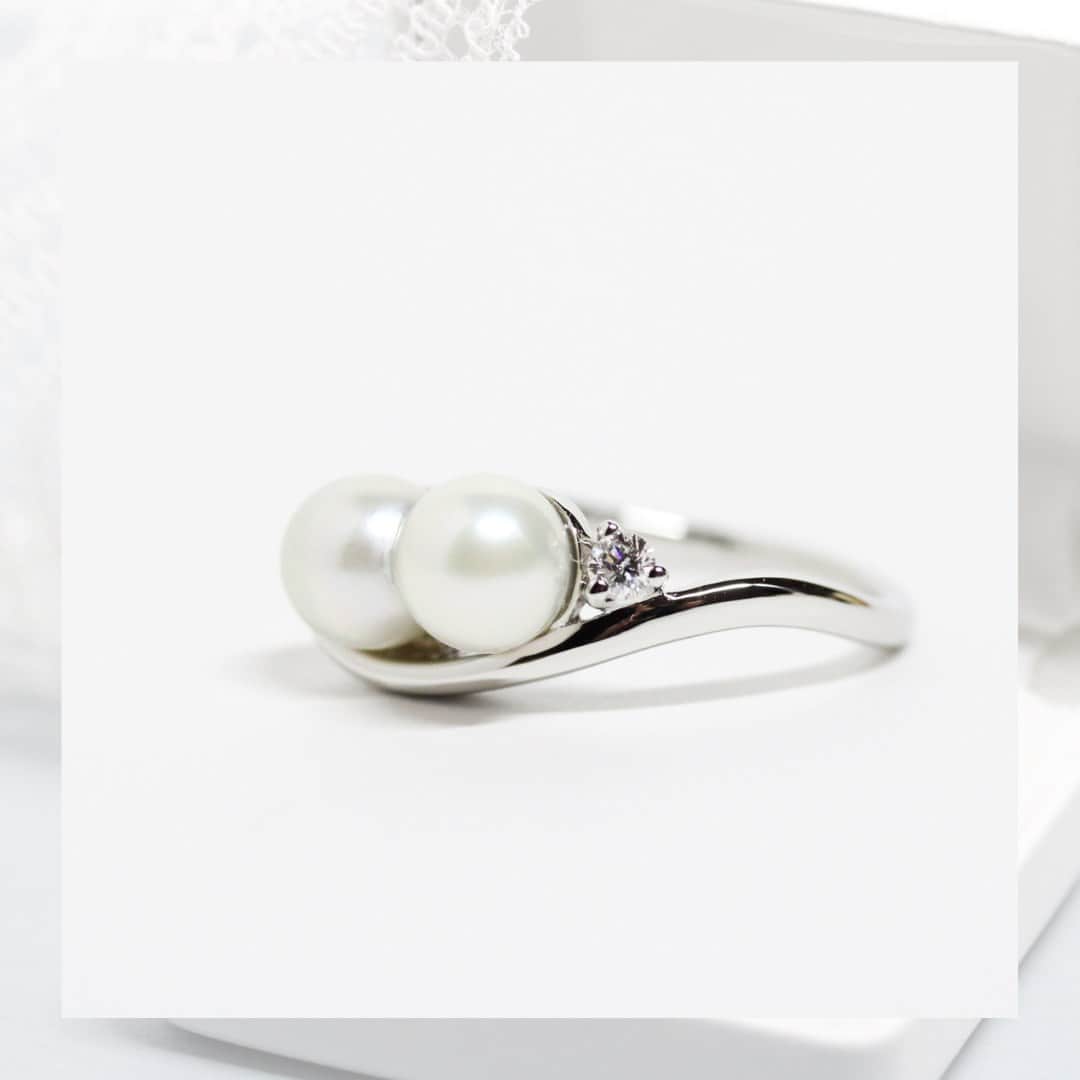 ith / イズ オーダメイド結婚指輪さんのインスタグラム写真 - (ith / イズ オーダメイド結婚指輪Instagram)「おじいさまから贈られた ツインパールでお仕立てした婚約指輪です。  アコヤ真珠の養殖に携わられていた おじいさまが自ら採られたパールだそうで、 成人のお祝いに贈られて以来の “いつかこのパールを使って指輪を作りたい” という夢をついに叶えることに。  お手元が綺麗に見えるように、 そしてパールが際立つように。  カーブしたアームに小さなダイヤモンドを預けて、 うっとりするほど上品で華やかな オンリーワンの婚約指輪をお仕立てしました。  ▽ 指輪について 婚約指輪：フルオーダーメイド Pt950：都度お見積もりを承ります  お問い合わせコード：23891  ***********************************  ⧉ ith 公式WEB  @ith_marriage アカウントTOPへ 　 ☞ プロフィールURLをタップ  ⧉ 暮らしに寄り添うジュエリー  ith online store ☞  @ith_jewelry   ***********************************  #結婚指輪 #マリッジリング  #婚約指輪 #エンゲージリング #カスタマイズ #オーダーメイド #手仕事 #職人 #アトリエ  #パール #家族 #オンリーワン #パール #ダイヤ #プラチナ #福岡天神 #大名」8月25日 21時20分 - ith_marriage
