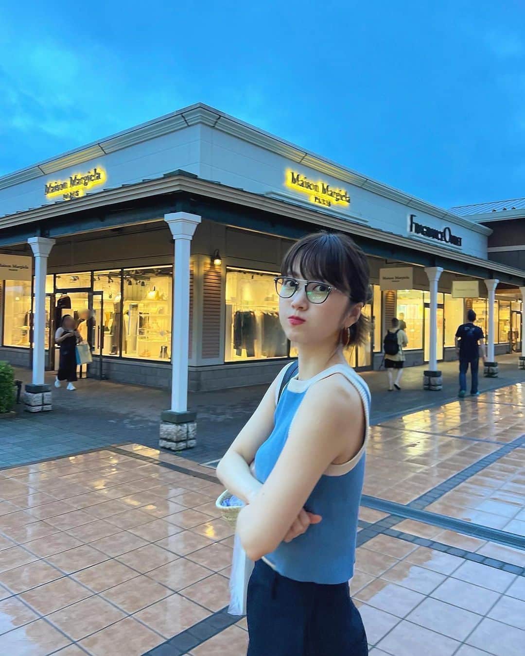 佐藤優津季のインスタグラム：「． ニューメガネ🤠🩶 ピアスは誕生日ディナーでも着けていた優里亜さんコラボの🤭🫶🏻」