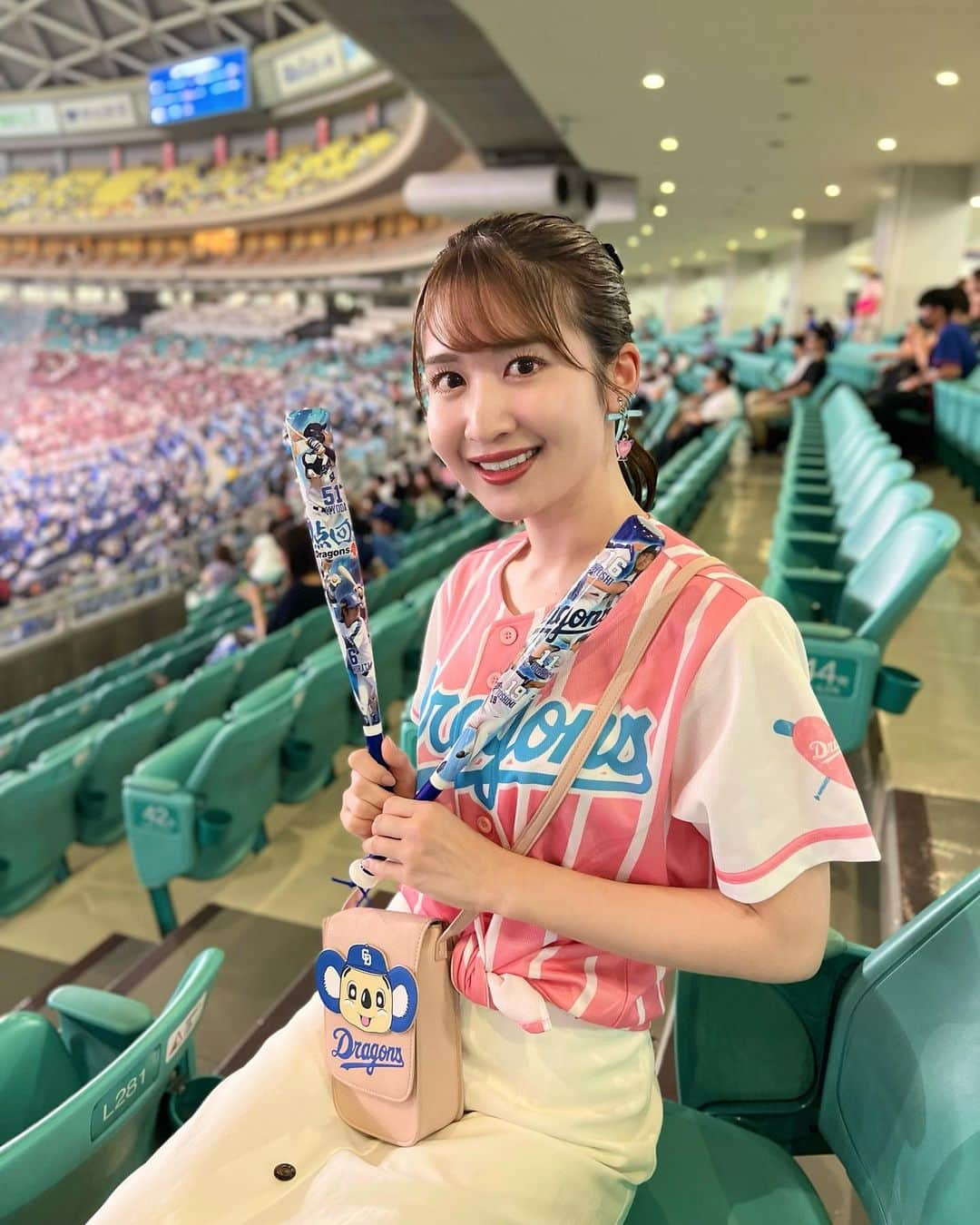 沢井里奈のインスタグラム：「⠀ ⠀ 現地まけほー😭😭😭  大島選手の2000安打 見られるかなと思ったけど、、 1999本目のライト前ヒットは 盛り上がりすごかった！！ あと一本ですね🥹💕💕  明日こそ勝利を⚾️💐 ⠀ ⠀ #dragons #中日ドラゴンズ」