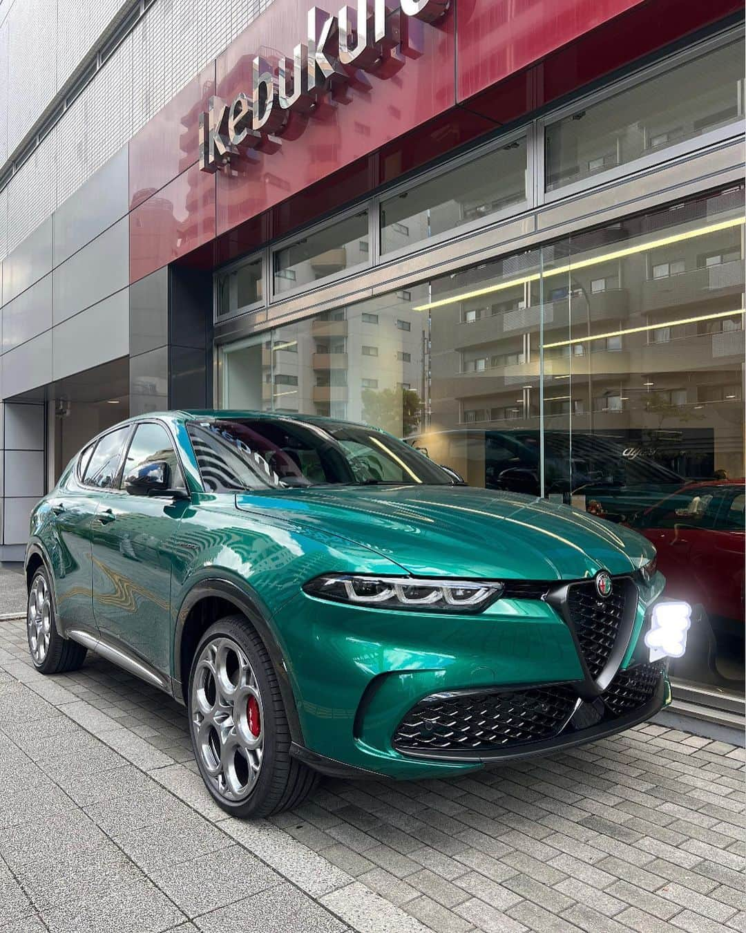 吉川桃さんのインスタグラム写真 - (吉川桃Instagram)「💚🤍❤️  Alfa Romeo🇮🇹  #alfaromeo  #stelvio  #tonale  #ホイールのデザイン好き 🐍  @alfa_romeo_ikebukuro」8月25日 21時26分 - mmoo.3509