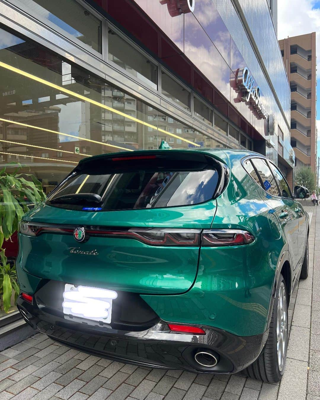 吉川桃さんのインスタグラム写真 - (吉川桃Instagram)「💚🤍❤️  Alfa Romeo🇮🇹  #alfaromeo  #stelvio  #tonale  #ホイールのデザイン好き 🐍  @alfa_romeo_ikebukuro」8月25日 21時26分 - mmoo.3509