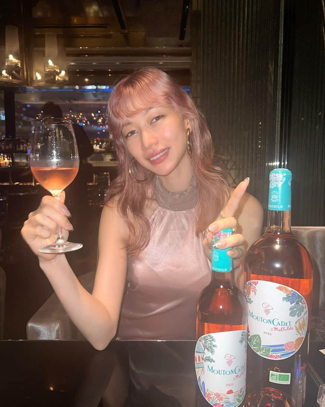 山本ソニアのインスタグラム：「@moutoncadet_official の試飲会へ行ってきました🐏🍇  ボルドーワインを代表するフランスでは特にポピュラーなブランドワイン🍷🇫🇷  今回はロゼ、白、赤3種をそれぞれお食事とマリアージュして頂きました💫  特に好きだったのが、2つの畑からなる異なるメルローをブレンドしたオーガニックなロゼ💕 ピンクグレープフルーツな爽やかな香り、エキゾチックでミネラル感の強い味わいがディナーの前のアペロにピッタリでした🫶🏻  赤ワインではマルゴーが特にタイプだったな💜 カベルネ・ソーヴィニヨン主体で赤や黒い果実のアロマ、スパイスやバニラな味わいでフィニッシュ💫 ポルチーニ茸のパスタとの相性もとってもよかったです😌  Merci beaucoup pour cette soirée plein de découvertes sur #MoutonCadet 🍇  #wine #bordeaux #bordeauxwîe  #ムートンカデ　#ボルドーワイン #ワイン好き」