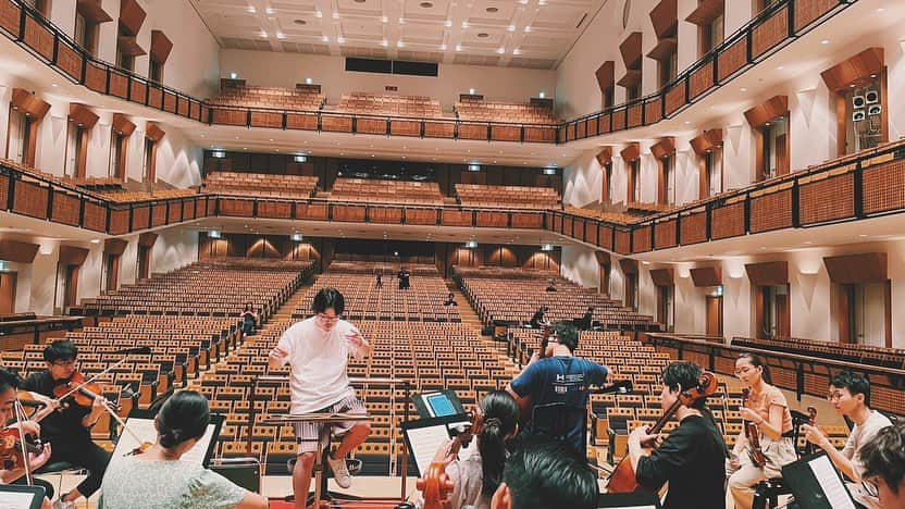 反田恭平さんのインスタグラム写真 - (反田恭平Instagram)「Japan National Orchestra @japan_national_orchestra 夏のツアーが明日からスタート！   ~ Program ~ Cello Soloist / Keisuke Morita, Yuya Mizuno  Piano & Conductor / Kyohei Sorita Japan National Orchestra   W.A.Mozart : Piano Concerto No.15 K.450 in B-flat Major P.I.Tchaikovsky : Variations on a Rococo Theme Op.33  W.A.Mozart : Symphony No.40 in G minor K.550  今回はモーツァルト自身も「最も難しい協奏曲」と言葉を遺したとも言われている第15番ピアノ協奏曲K.450をはじめ、ソリストにコアメンバーの森田啓介くん @keisuke0501 & 水野優也くん @ym9892 のダブル・ソリストでチャイコフスキー/ロココ風の主題による変奏曲を各地演奏します。  そして後半には今日のリハの動画内でも演奏している、本プログラムのメイン、モーツァルト/交響曲第40番KV.550。  各地完売で皆さまの所へ伺えるのがとても楽しみです。*8/29福井公演のみ、僅かですが若干枚数ありますのでお早めにお求めをお願いします。　  ーーーーーーーーーーーーーーー  そして遂に、水野優也のデビューアルバム『コダーイ/無伴奏チェロソナタ & ショパン/チェロソナタ』が明日からリリースします！  本ツアーでは終演後のサイン会も可能な限り考えておりますので、是非会場でCDもチェックして下さい！！  #JNO #japannationalorchestra #反田恭平」8月25日 21時27分 - kyoheisorita