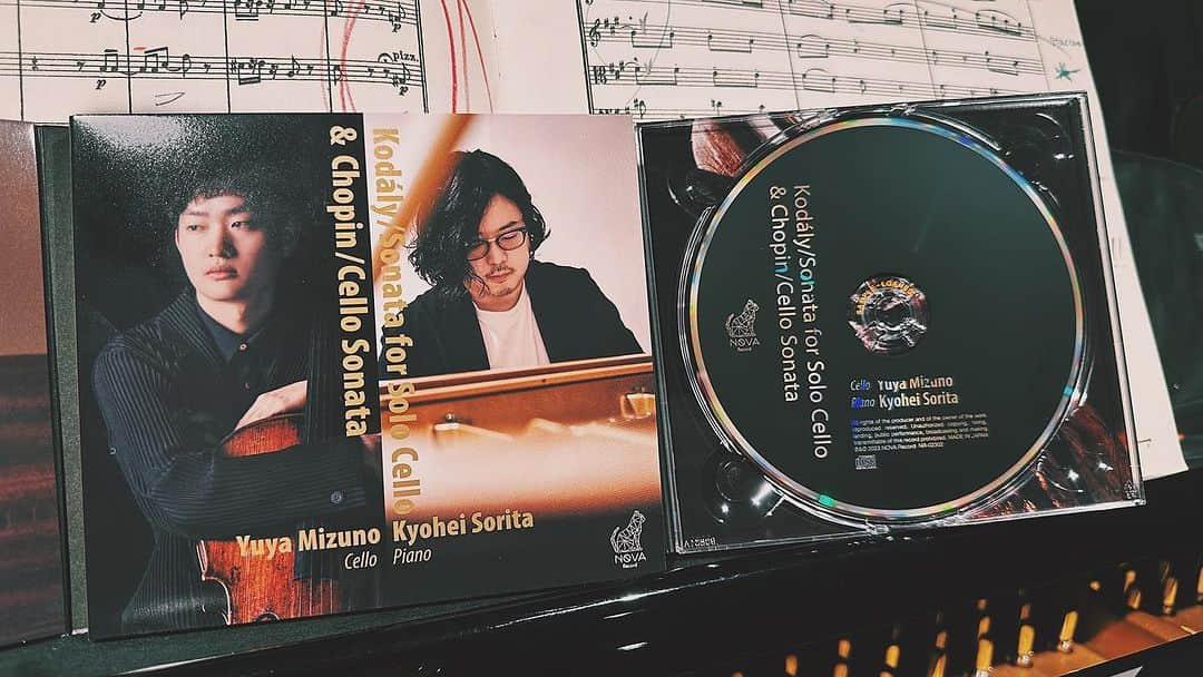 反田恭平のインスタグラム：「Japan National Orchestra @japan_national_orchestra 夏のツアーが明日からスタート！   ~ Program ~ Cello Soloist / Keisuke Morita, Yuya Mizuno  Piano & Conductor / Kyohei Sorita Japan National Orchestra   W.A.Mozart : Piano Concerto No.15 K.450 in B-flat Major P.I.Tchaikovsky : Variations on a Rococo Theme Op.33  W.A.Mozart : Symphony No.40 in G minor K.550  今回はモーツァルト自身も「最も難しい協奏曲」と言葉を遺したとも言われている第15番ピアノ協奏曲K.450をはじめ、ソリストにコアメンバーの森田啓介くん @keisuke0501 & 水野優也くん @ym9892 のダブル・ソリストでチャイコフスキー/ロココ風の主題による変奏曲を各地演奏します。  そして後半には今日のリハの動画内でも演奏している、本プログラムのメイン、モーツァルト/交響曲第40番KV.550。  各地完売で皆さまの所へ伺えるのがとても楽しみです。*8/29福井公演のみ、僅かですが若干枚数ありますのでお早めにお求めをお願いします。　  ーーーーーーーーーーーーーーー  そして遂に、水野優也のデビューアルバム『コダーイ/無伴奏チェロソナタ & ショパン/チェロソナタ』が明日からリリースします！  本ツアーでは終演後のサイン会も可能な限り考えておりますので、是非会場でCDもチェックして下さい！！  #JNO #japannationalorchestra #反田恭平」