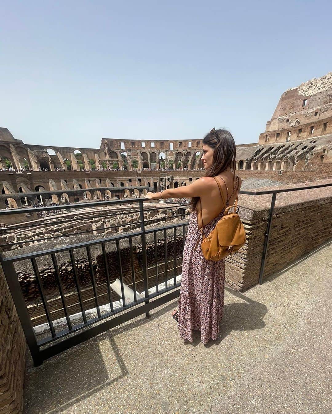 リンダ・モルセッリのインスタグラム：「Dentro al Colosseo 🏟️.  Così vi risparmio le 4 ore di fila 🫶.  Ci siete mai stati?   📍 28/06/23 , Roma w/ @parenti.giovanna」