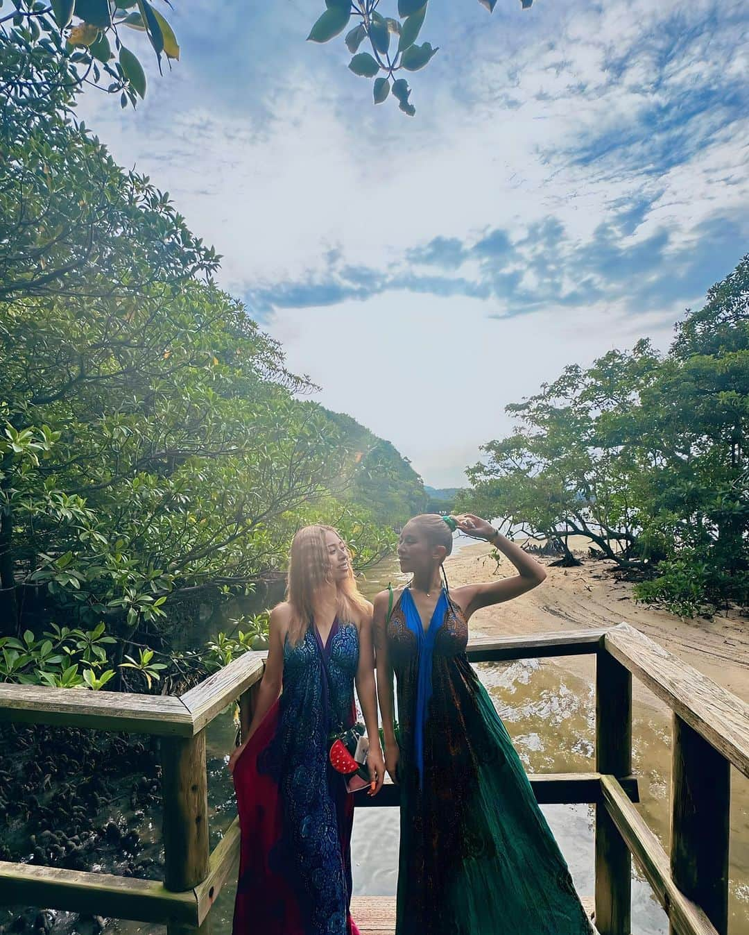 あやか（石山彩花）さんのインスタグラム写真 - (あやか（石山彩花）Instagram)「AYAKANA @IRIOMOTE ISLAND🌳🦜🦀🦎🦋🦉🐢🐍🏖🌈  相方との絆が深まった旅になたと思います🙌またどこかいこうね🥰  #ayakana #galdj #psychedelictrance #psy #dj」8月25日 21時40分 - ayakateen821