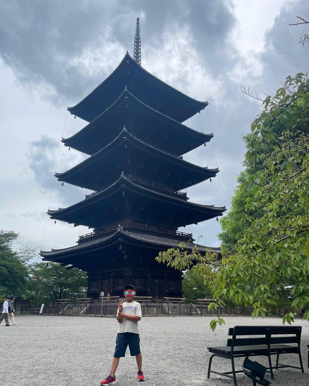 諸岡なほ子さんのインスタグラム写真 - (諸岡なほ子Instagram)「息子の夏休みが終わる前になんとか平日に遠出をしたい！ということで、今回はパパにはお留守番&お仕事全集中をしてもらって、母と息子で弾丸京都ふたり旅へ。  京都に到着して最初に足を伸ばしたのは東寺。五重塔を見てみたい！という息子の希望もあって、なのだけど、そうは言ってもまだ3年生だし、本物を見たら「意外と普通じゃね？」とか言いかねないかなぁと、ちょっと心の準備をしていた私ですが、重文の講堂も国宝の金堂も目を輝かせて私と一緒に感想を言い合ってくれて、母は嬉しい驚きとそんな相棒のいる旅の楽しさに感動しっぱなし。ええ、親バカな贔屓目線バリバリですが、とにかく東寺で過ごした時間が楽しすぎました。  #弾丸京都旅 #母と息子のふたり旅 #京都 #東寺 #大日如来 #五重塔 #国宝 #重要文化財 #子の成長に感動 #最高の相棒」8月25日 21時33分 - morookanahoko