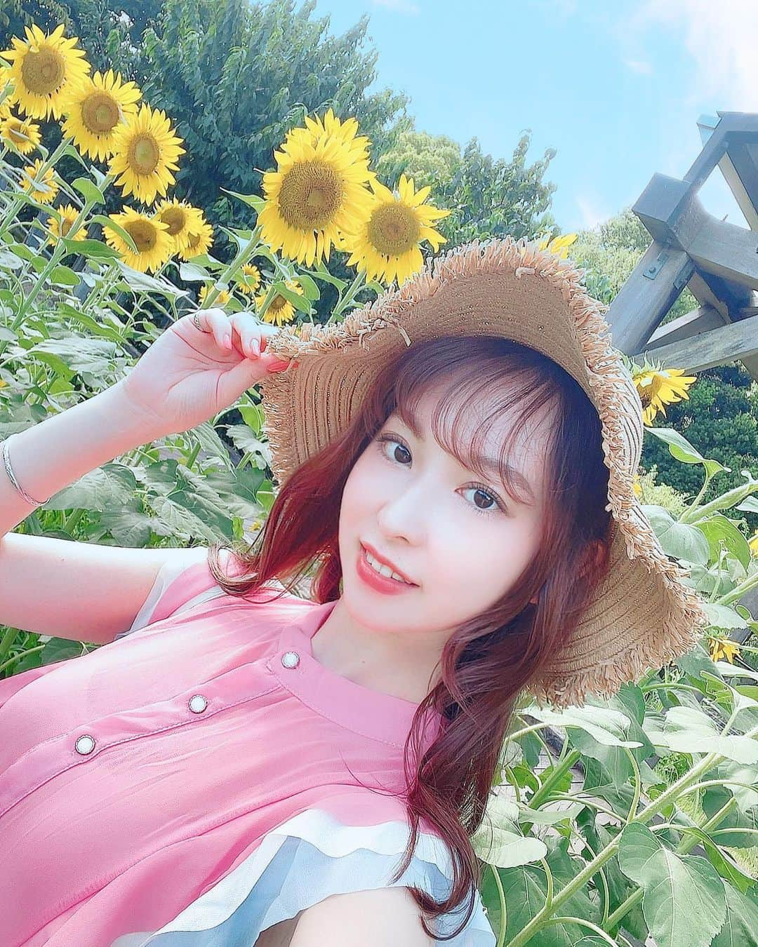 高垣かれんのインスタグラム：「・ ちょっと前だけど、昭和記念公園のひまわり🌻 もうすぐ夏終わっちゃうね🥲 . . #被写体モデル  #モデル #レースクイーン#昭和記念公園 #ひまわり畑 #japanesegirl #セルフネイル#japanesemodel #时装 #오오티디 #대일리룩 #얼짱 #셀피 #漂亮」