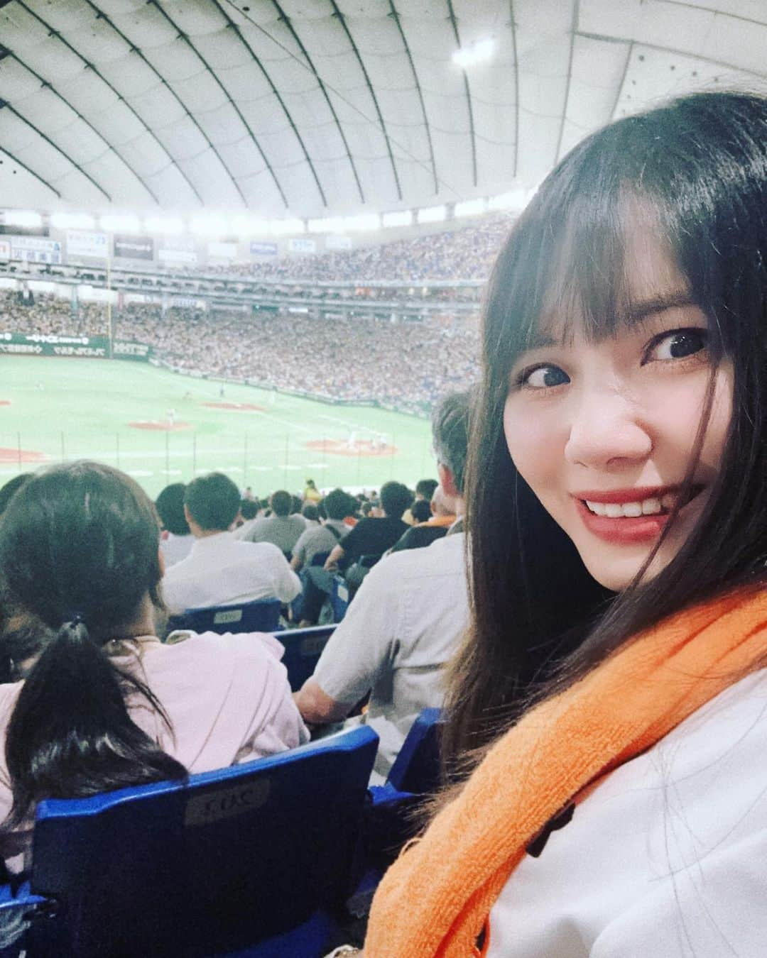 栗林さみのインスタグラム：「巨人対阪神 1-8⚾️ チャンスのシーンがあっただけに、くやしいー！！ 伝統の一戦をはじめて生でみましたが、阪神ファンが1/3はドームを埋めていて、すごい熱気でした。 #巨人 #熱い巨党 #giants #ジャイアンツ #読売巨人軍 #読売ジャイアンツ #東京ドーム #野球 #野球観戦 #アナウンサー #阪神 #阪神タイガース #ユニフォーム  #アナウンサー #キャスター  #栗林さみ」