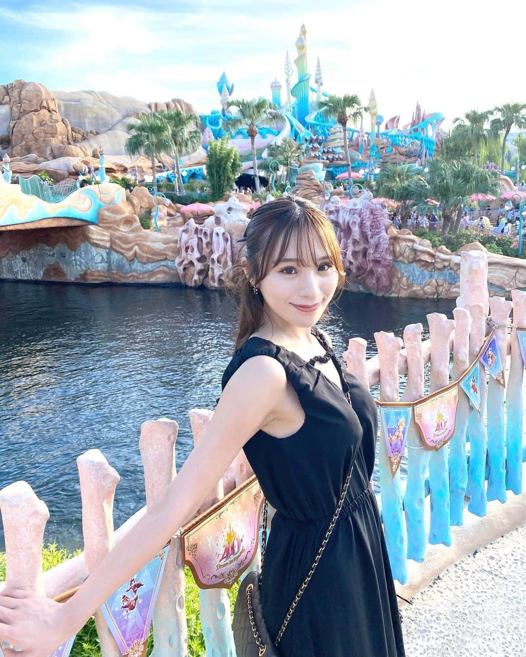 左伴彩佳さんのインスタグラム写真 - (左伴彩佳Instagram)「🧜‍♀️🫧  　 暑い中ディズニーシーに行ってきたよ🫠  マーメイドラグーン色鮮やかで好き！♡  #disneysea #ディズニーシー #マーメイドラグーン #ディズニーコーデ　#ブラックコーデ　#disneyland #ディズニーリゾート」8月25日 21時35分 - hidaaya_729