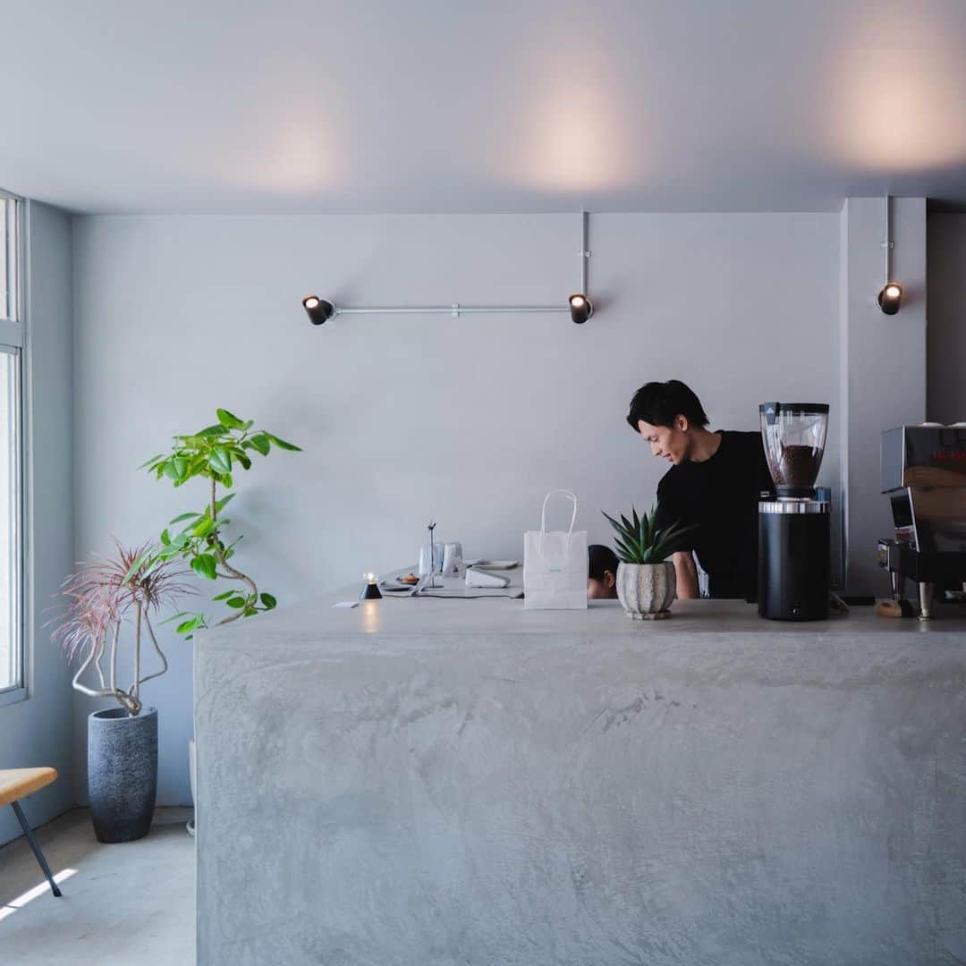 山口淳一さんのインスタグラム写真 - (山口淳一Instagram)「@holm.kurume is located just a 45 minutes away from Fukuoka. @takahiro_ueshima は元気そうでした。  #fukuoka #fukuokacafe #fukuokacoffee #kurume #kurumecafe #cafe #coffee #financier #福岡 #福岡カフェ #福岡コーヒー #久留米 #久留米カフェ #久留米コーヒー #コーヒー #フィナンシェ」8月25日 21時35分 - junichi_yamaguchi