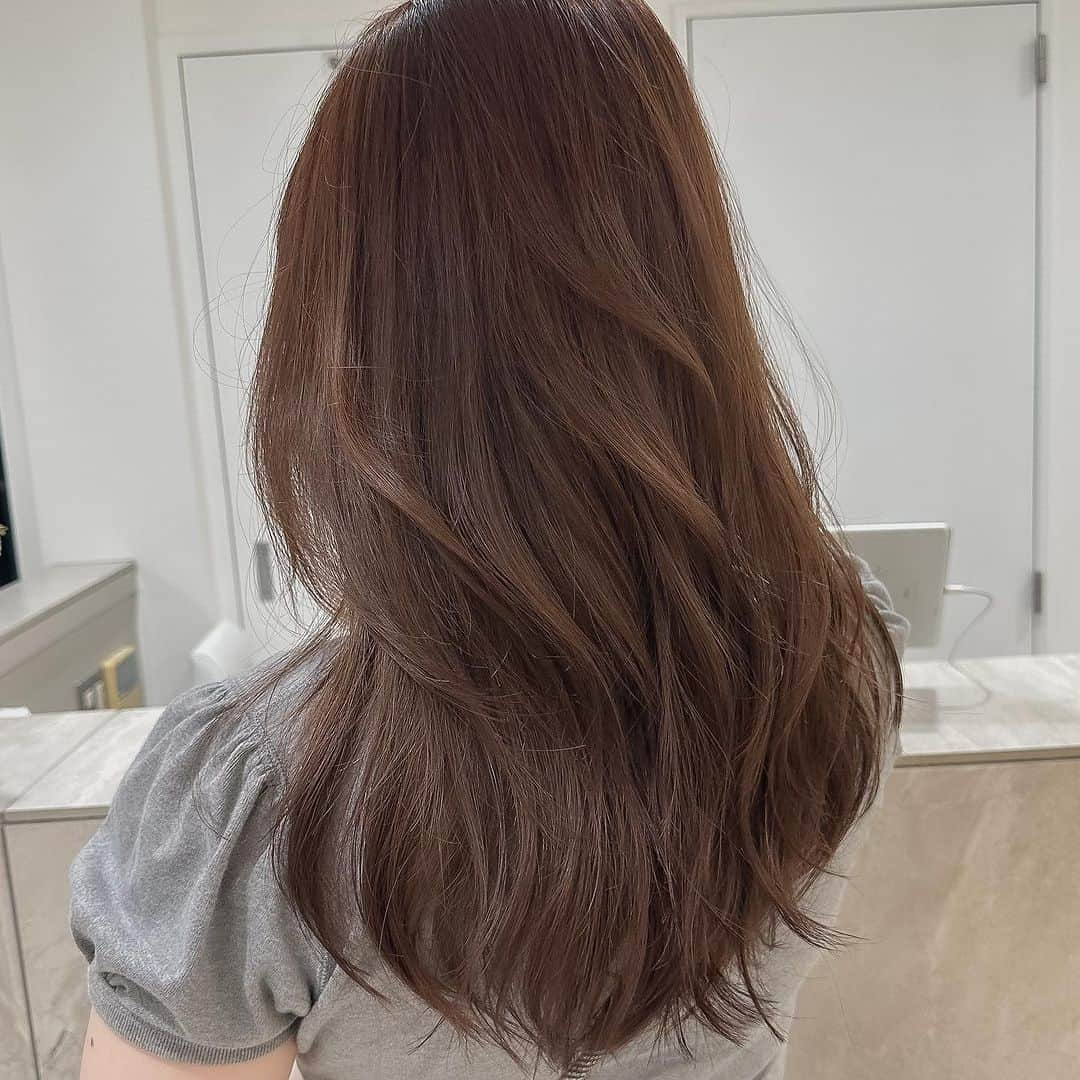 横井佑弥さんのインスタグラム写真 - (横井佑弥Instagram)「秋なキブン。marron beige  いつも細かくハイライト入れてるから ブラウン色味の奥行きが深い  お客様と話しながらその時の気分や季節で色作るのも、とても楽しい時間  #ホリスティックカラー #やさしげ」8月25日 21時37分 - yuya_yokoi