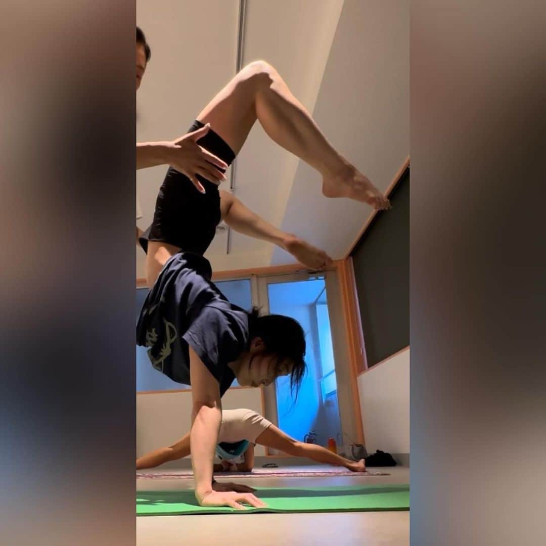 SHIRAISHIMIHOさんのインスタグラム写真 - (SHIRAISHIMIHOInstagram)「今日のContotion training の記録！ 少しずつ理想に近づいてる。諦めないでトレーニングを続けられれば、身体は変わってくれることを最近実感してる。 目標が今日のレッスンでまた一新しました！ @eri_contortionist 先生ありがとうございました🙇‍♀️✨ #contotiontraining  #backbend #コントーショントレーニング #コントーション倒立 #水を摂取する量と汗をかく量が本当にここ最近やっと落ち着いてきた🥹 #もっと自分の身体をコントロールできるようになりたいいいいい」8月25日 21時37分 - mipooo0202