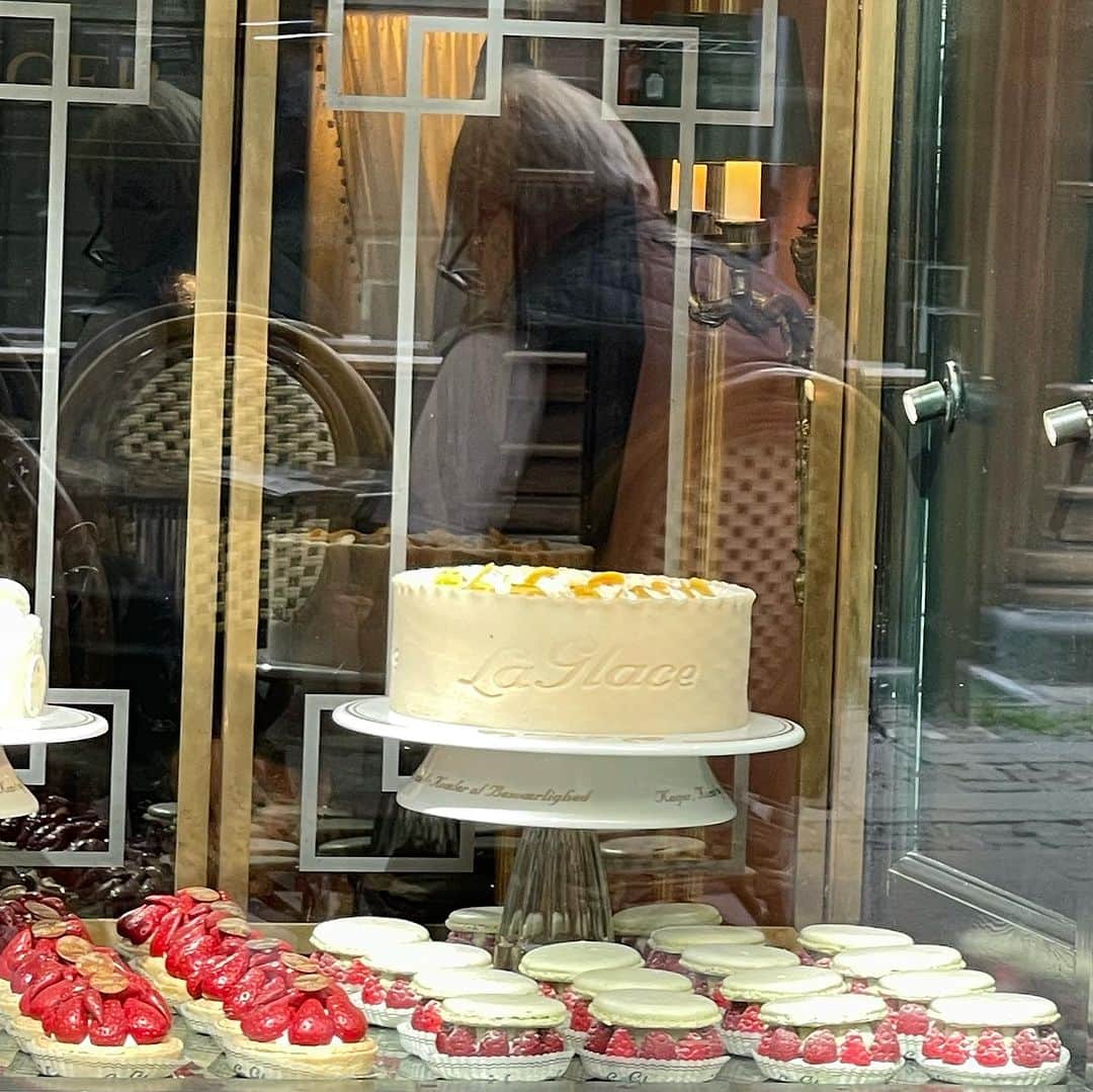 行正り香さんのインスタグラム写真 - (行正り香Instagram)「コペンハーゲンの老舗ケーキ屋さん、La glacé にやってきました。とっても可愛いお店です。#rikayukimasa #行正り香 #denmark」8月25日 21時37分 - rikayukimasa