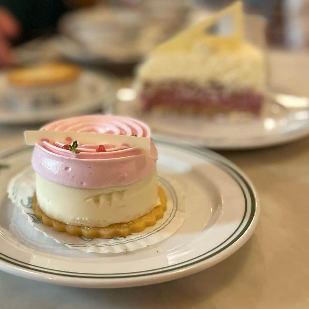 行正り香さんのインスタグラム写真 - (行正り香Instagram)「コペンハーゲンの老舗ケーキ屋さん、La glacé にやってきました。とっても可愛いお店です。#rikayukimasa #行正り香 #denmark」8月25日 21時37分 - rikayukimasa