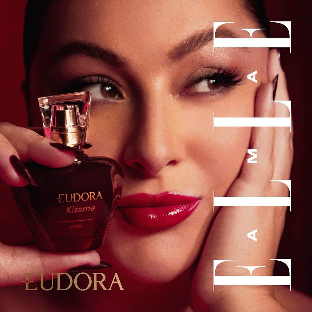 ELLE Brasilのインスタグラム：「Que #ELLEAma Letticia Munniz não é segredo para ninguém. A modelo e apresentadora já foi capa da nossa revista digital, a #ELLEView, e agora acabou de se tornar o rosto de Eudora Kiss Me More, nova fragrância de Eudora. Celebrando novas manieras de pensar a sedução, conversamos com Letticia sobre o assunto: "Antes deser sedutora para o outro, você precisa ser sedutora para você.", diz. Confira a entrevista na íntegra e descubra tudo sobre Eudora Kiss Me More em ELLE.com.br! #publicidade  Edição de Moda @chapeusdaviramos @flaviapommianosky  Produtora de Moda @andreia___matos  Camareira @glaucia.domingues.9216  Costureira Eurides Gonçalves  Manicure @thaynadandara  Produção executiva @portoyas  Beleza @robertestevao__me  Assistente Beleza @robernardo_  Fotógrafo @thaisvandanezi  Assistente Foto @_renatogon @rezavela_bmx @marcelocucatt  Tratamento de Imagem @philipemortosa  Produtor de Arte @andersonrodriguez  Assistente de Arte @lecorezende  Contra regra @ronaldojy  Light Designer @diogomartinsfotos  Estúdio @thinkersmgmt」