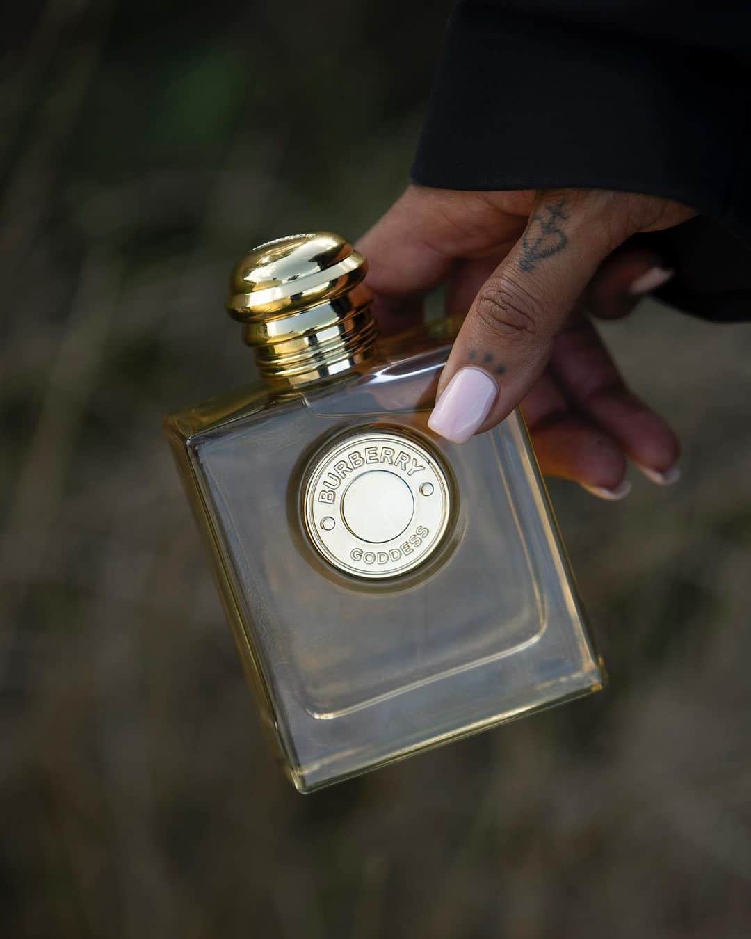 ジェイデ・ピアスさんのインスタグラム写真 - (ジェイデ・ピアスInstagram)「AD | @burberrybeauty Goddess Eau De Parfum. A unique, gorgeous gourmand fragrance led by a trio of vanillas, enriched with notes of lavender and the first of their fragrances to have a bottle designed to be refilled.  @johnlewis #Ad #BurberryBeauty #BurberryGoddess」8月25日 21時38分 - jaydepierce
