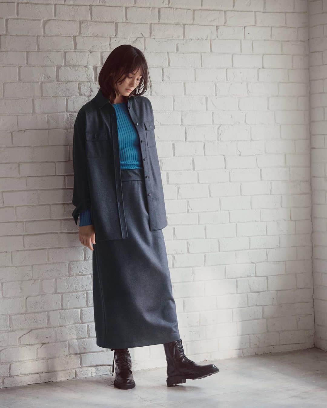 Theory luxe official account.のインスタグラム：「［FALL 2023 COLLECTION -September-］  同素材のシャツとスカートでつくる、ワークテイストのセットアップスタイル。 程よいハリ、肉感、ストレッチ性を併せ持つ繊細なウールジャージー素材で布帛と見間違うようなクリーンな表面感は高い技術と上質な素材だからこそ。  軽い羽織りにもなるシャツと、プルオンタイプのロングスカートでリラクシーにまとめ、差し色ニットでメリハリを効かせて。  #theoryluxe #セオリーリュクス #セットアップ #シャツコーデ #タイトスカート #カラーニット #差し色コーデ #きれいめカジュアル」