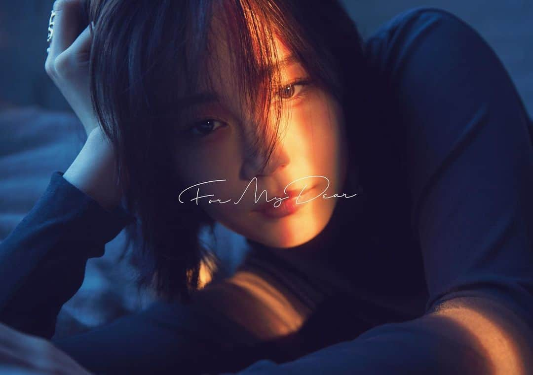 鷲尾伶菜のインスタグラム：「情報解禁。  ALBUM「For My Dear」のジャケ写とアー写、 収録内容が解禁になりました。  今回もオリジナルに加え、 カバーアルバム、 そして皆さんと創り上げたリクエストライブも収録されております。  そしてそして リード楽曲「銀色」が9/15より先行配信をスタートします。 そちらもよろしくお願いします😌🗝️  早く皆さんに届けたい最高のALBUMが出来ました。  #鷲尾伶菜 #ForMyDear」