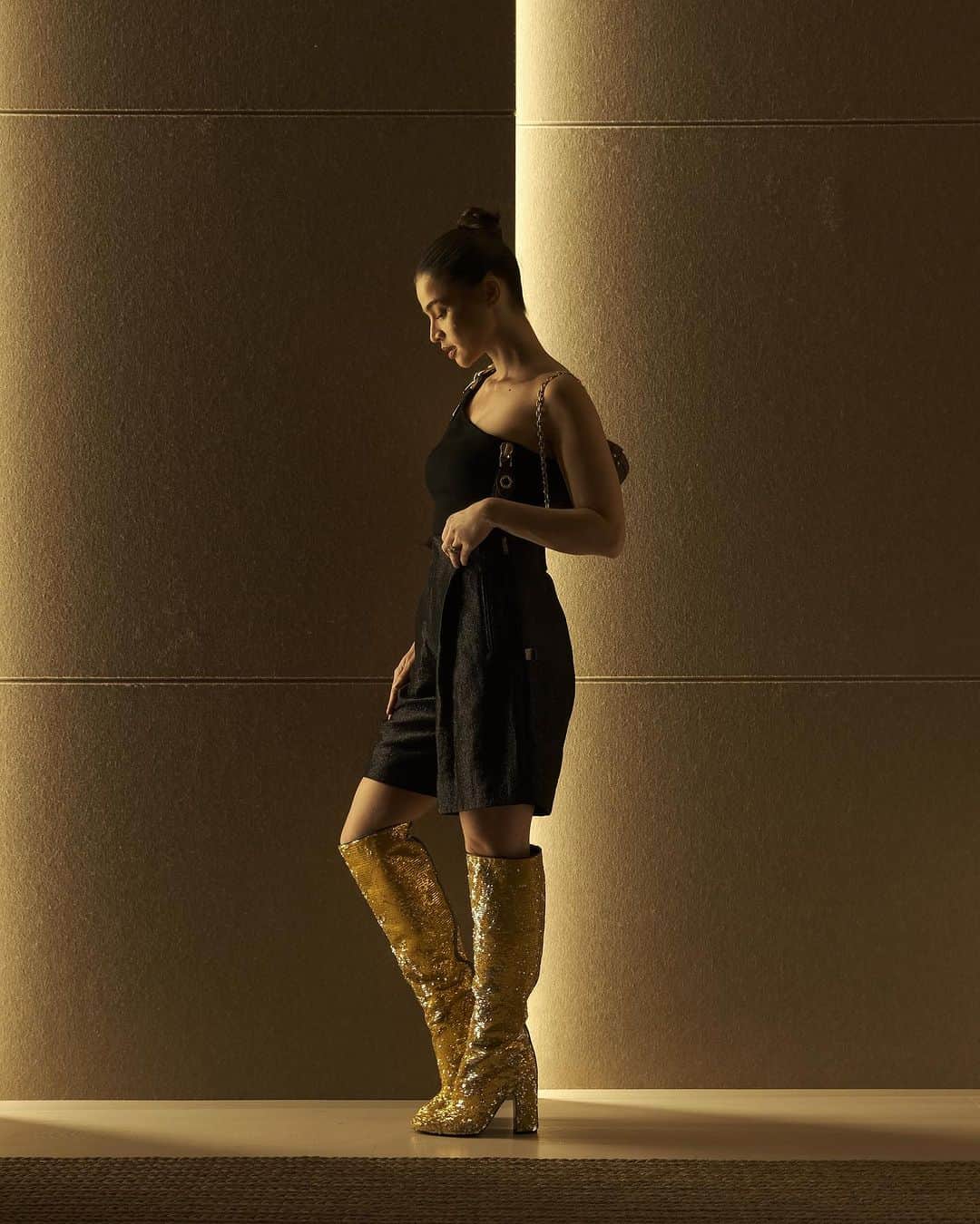 アン・カーティスのインスタグラム：「Mootheeering (Literally) ✨ Someone wants to come (and wants my boots 😘) @louisvuitton #LouisVuitton」