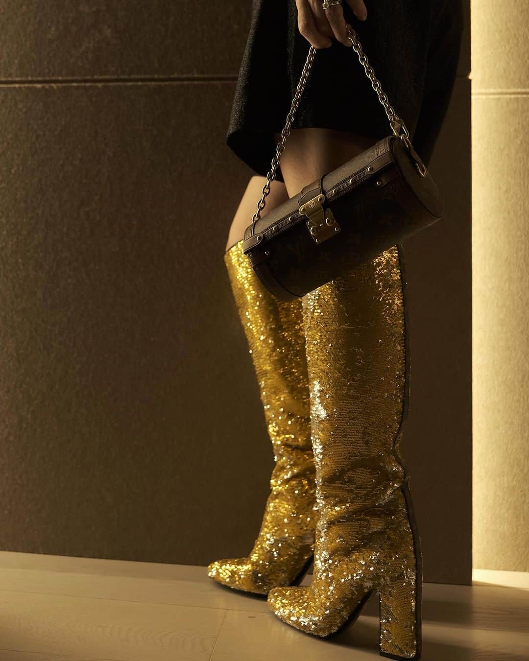 アン・カーティスさんのインスタグラム写真 - (アン・カーティスInstagram)「Mootheeering (Literally) ✨ Someone wants to come (and wants my boots 😘) @louisvuitton #LouisVuitton」8月25日 21時40分 - annecurtissmith