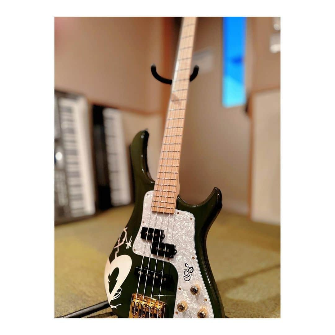 MINAさんのインスタグラム写真 - (MINAInstagram)「My bass📸🤍」8月25日 21時40分 - mina_gf_band